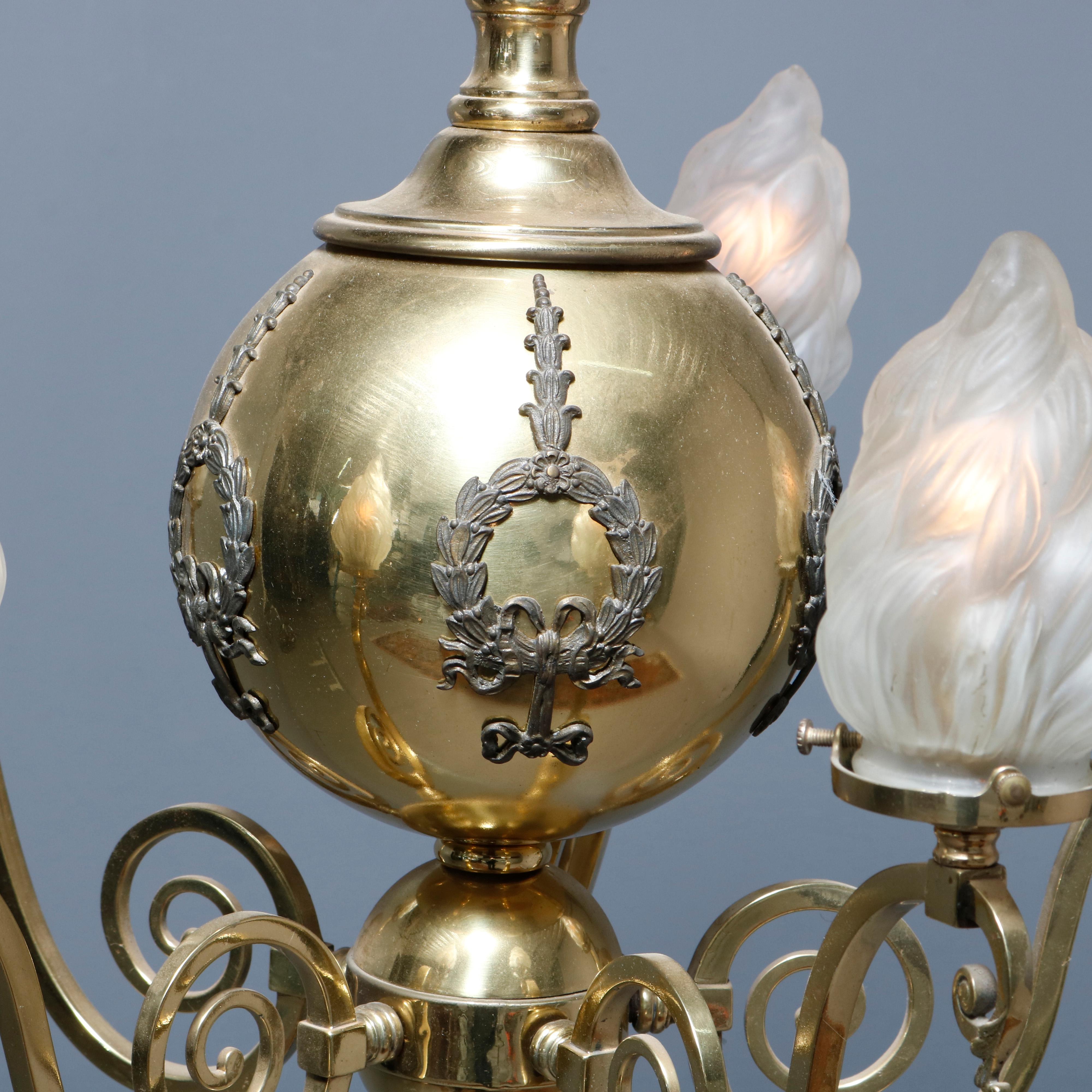 XX secolo Lampadario a globo in ottone Impero francese con paralumi a forma di fiamma, 1930 ca. in vendita