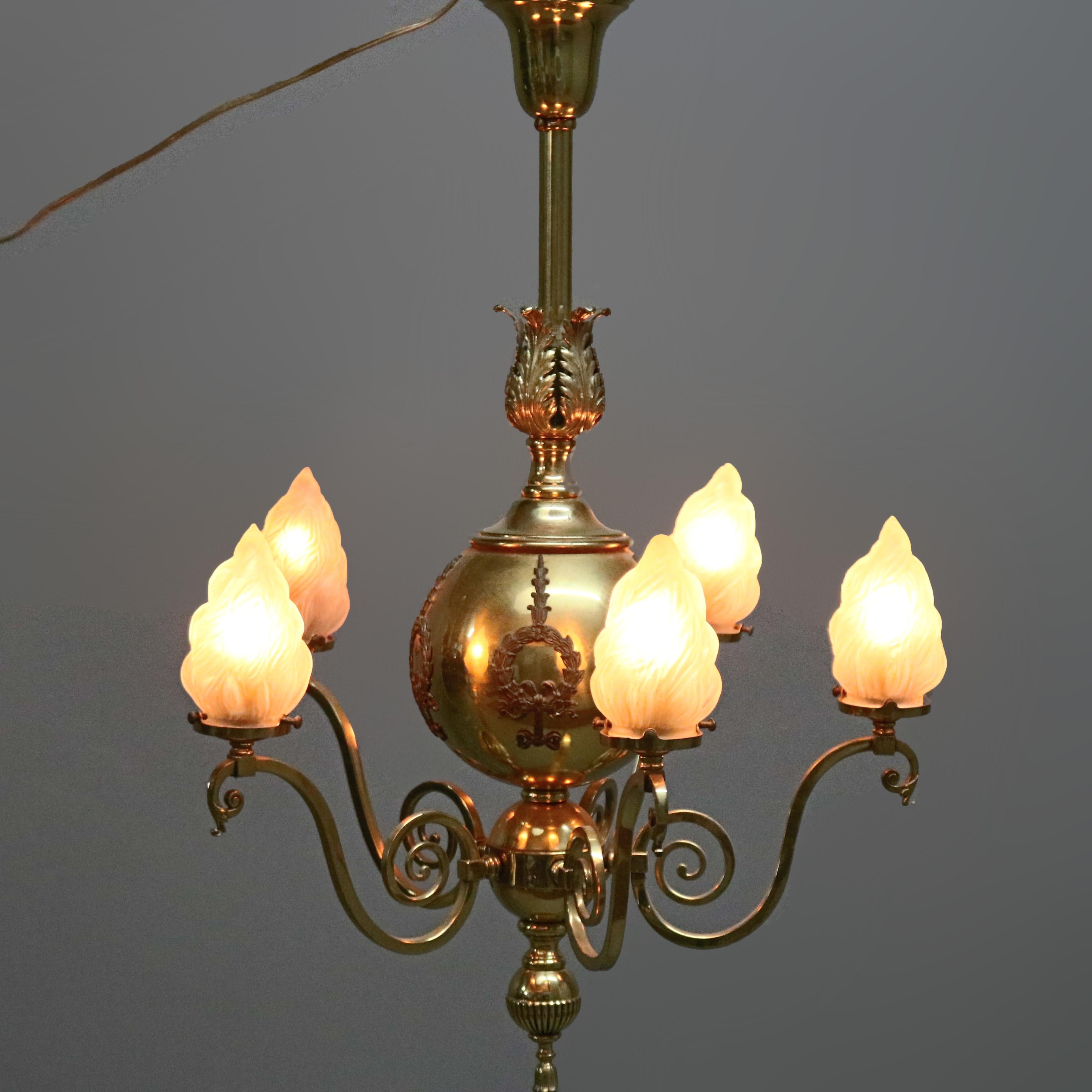 Ottone Lampadario a globo in ottone Impero francese con paralumi a forma di fiamma, 1930 ca. in vendita