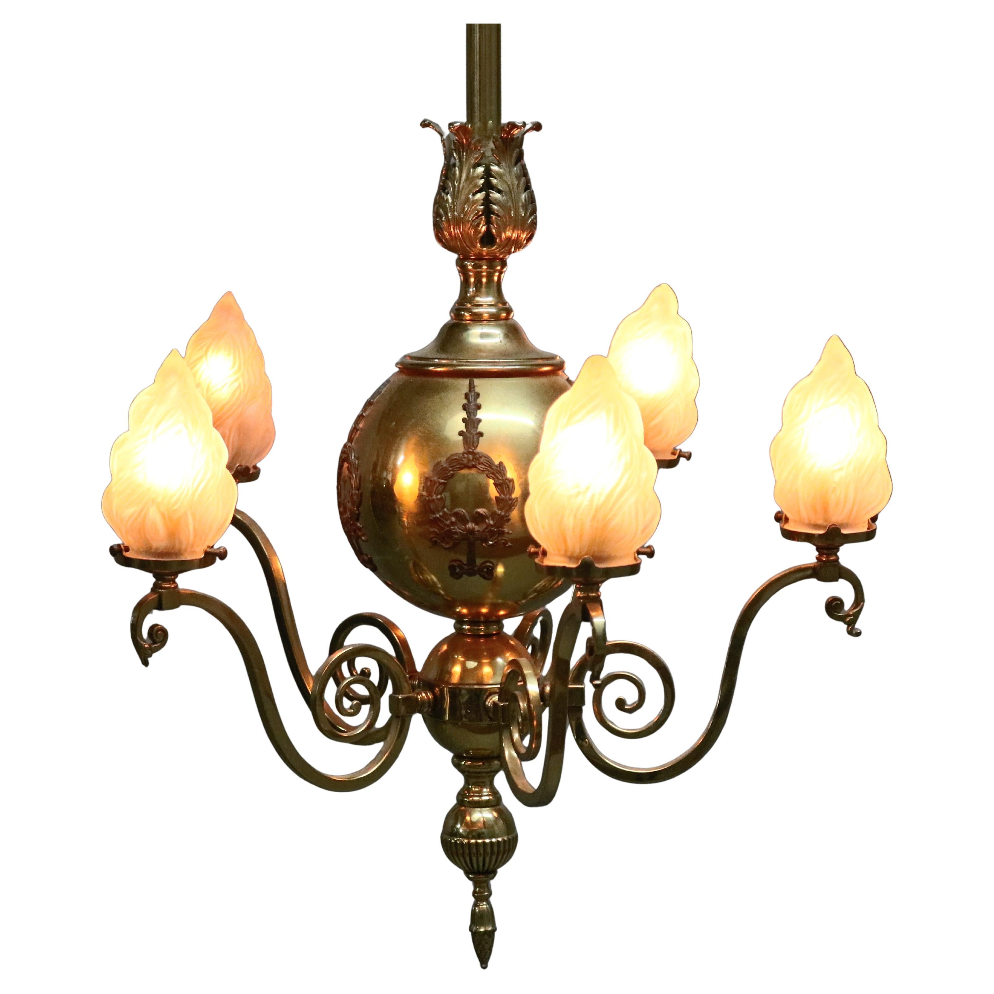 Lampadario a globo in ottone Impero francese con paralumi a forma di fiamma, 1930 ca.