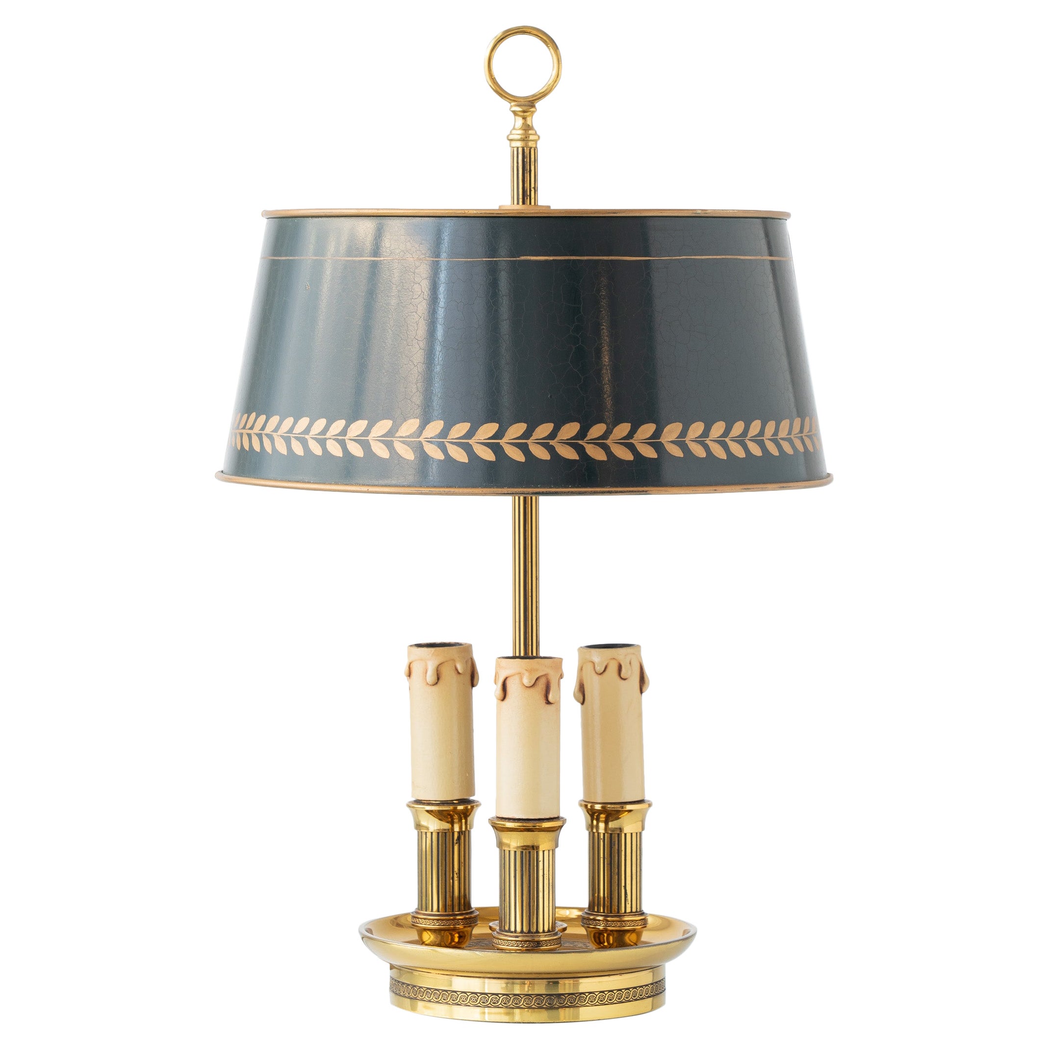 Lampada Bouillotte a tre luci in ottone stile Impero francese con paralume dorato a forma di tôle d
alloro in vendita