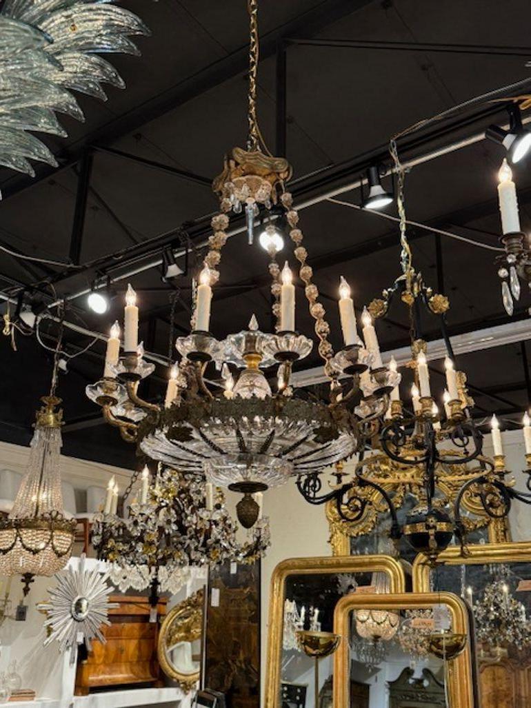 Lustre à 12 lumières en cristal de bronze de l'Empire français du XIXe siècle, de bonne qualité. Circa 1880. Le lustre a été recâblé par des professionnels et est livré avec une chaîne et un baldaquin assortis. Il est prêt à être accroché ! 39 