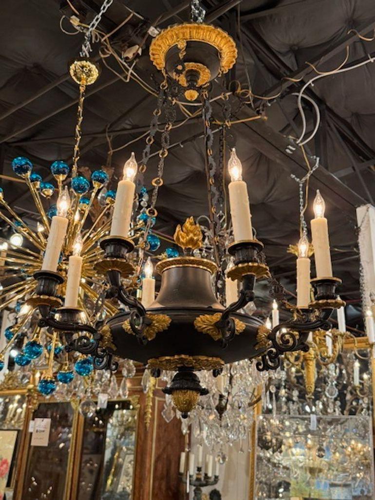 Bel lampadario in bronzo Impero francese del XIX secolo. Circa 1890. Il lampadario è stato ricablato professionalmente e viene fornito con catena e baldacchino coordinati. È pronto per essere appeso! 29h x 20w