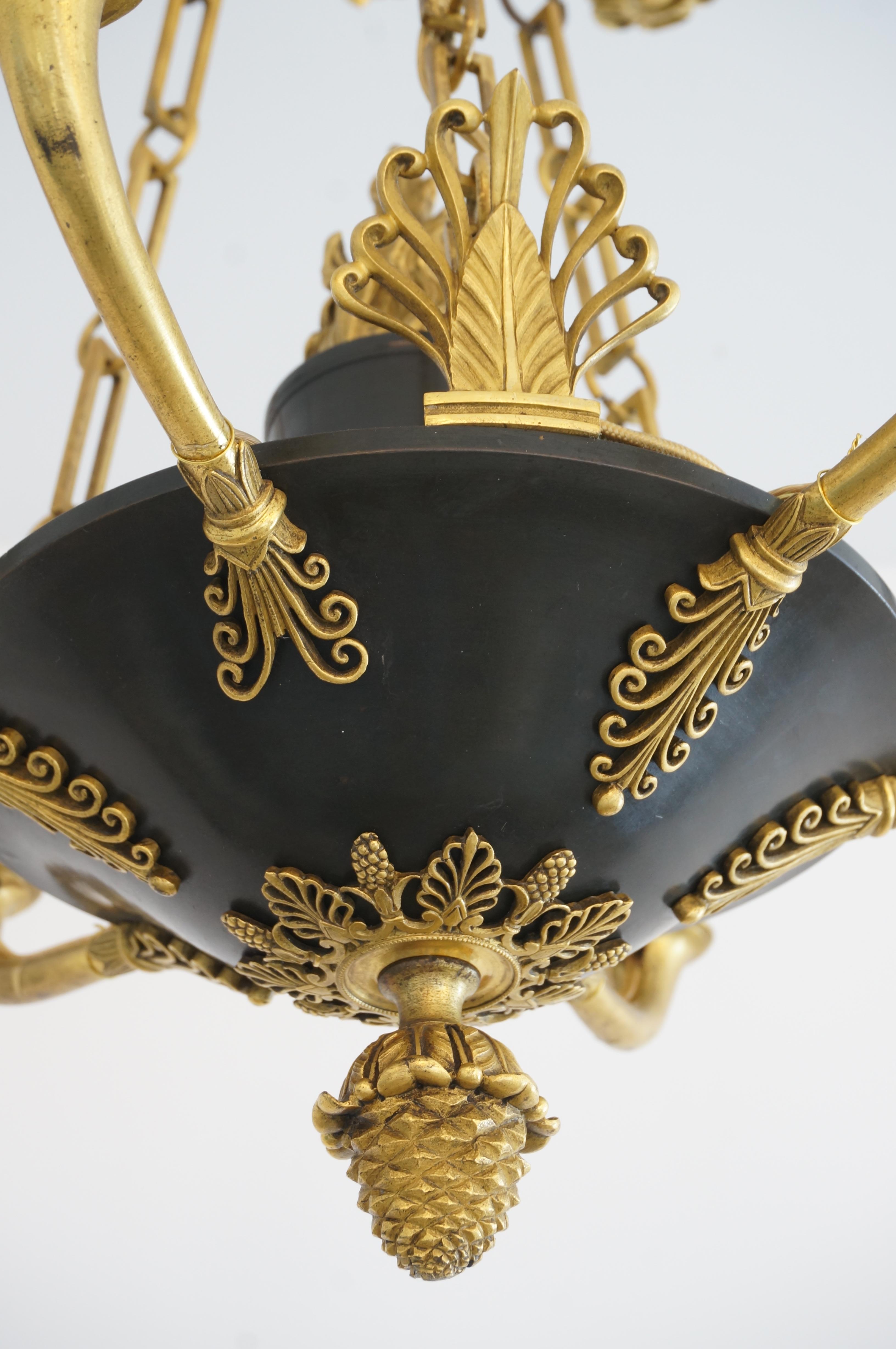 Dieser stilvolle französische Empire-Kronleuchter stammt aus der ersten Hälfte des 19. Jahrhunderts und ist aus Bronze dore und patinierter Bronze gefertigt.

Hinweis: Das Stück wurde professionell neu verkabelt und benötigt sechs