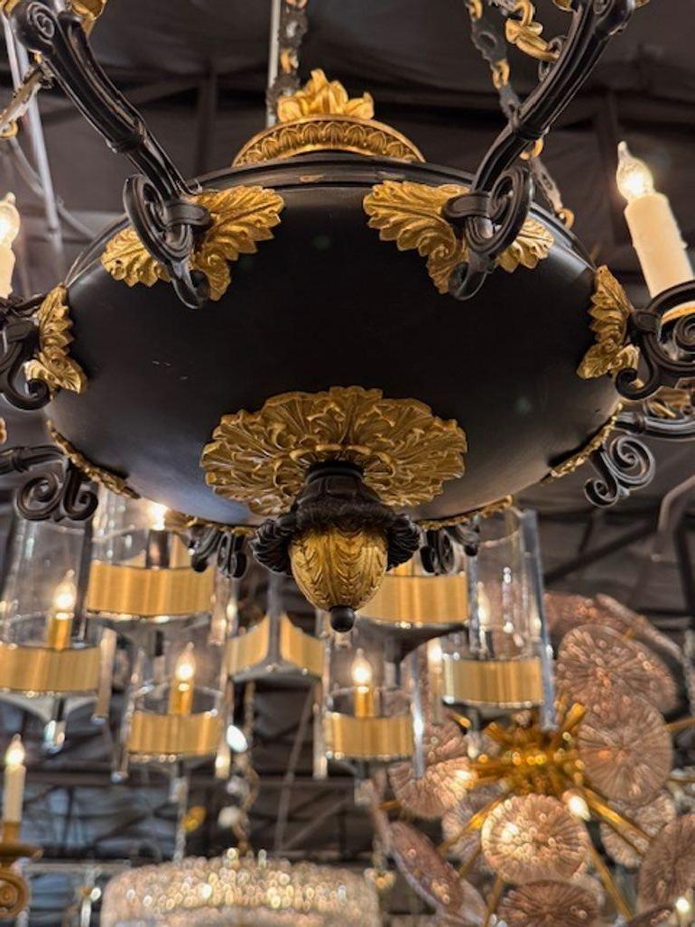 Lampadario francese Impero in bronzo in vendita 1