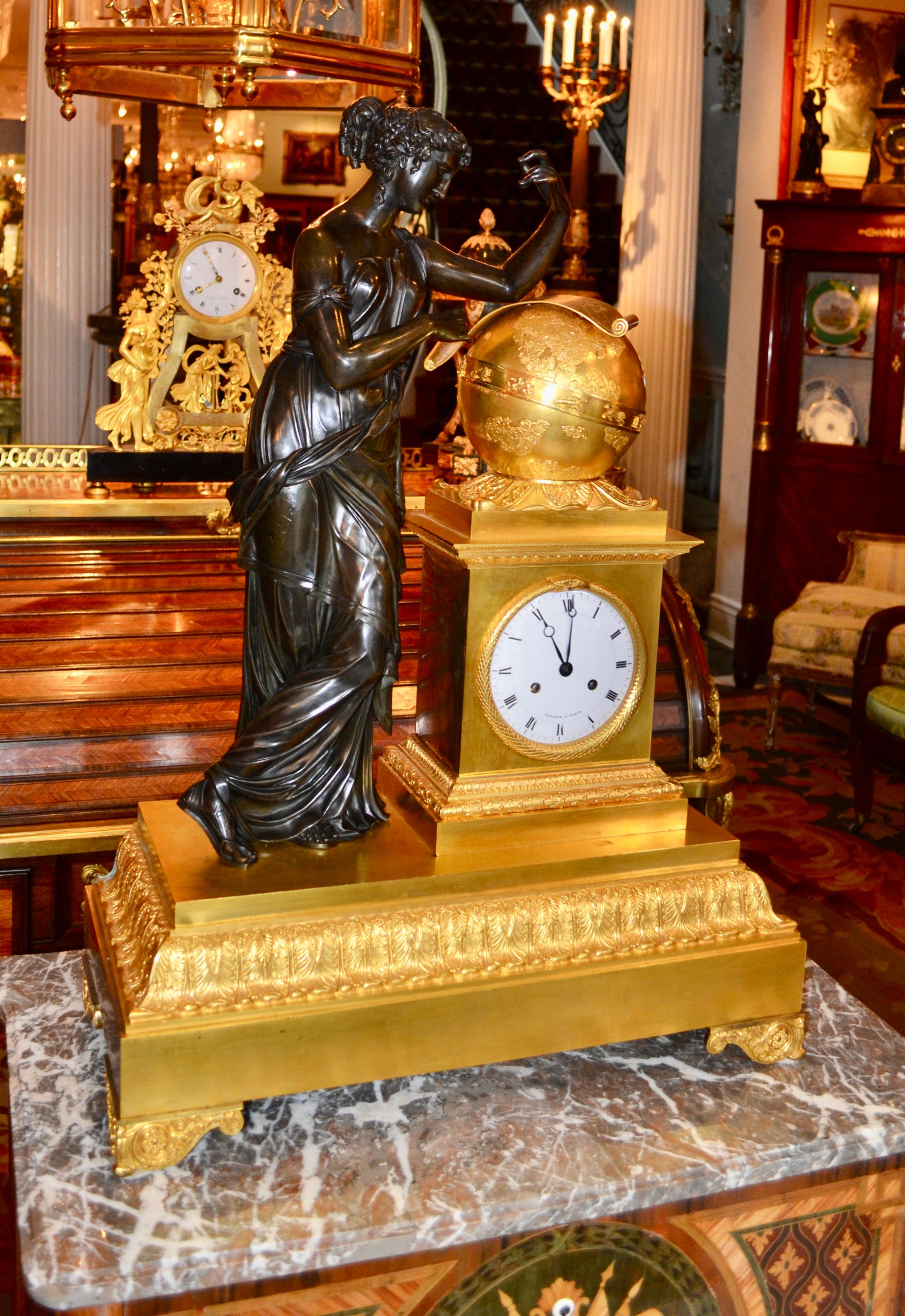 Horloge Empire français en bronze représentant la muse grecque de l'astronomie d'Urania en vente 9