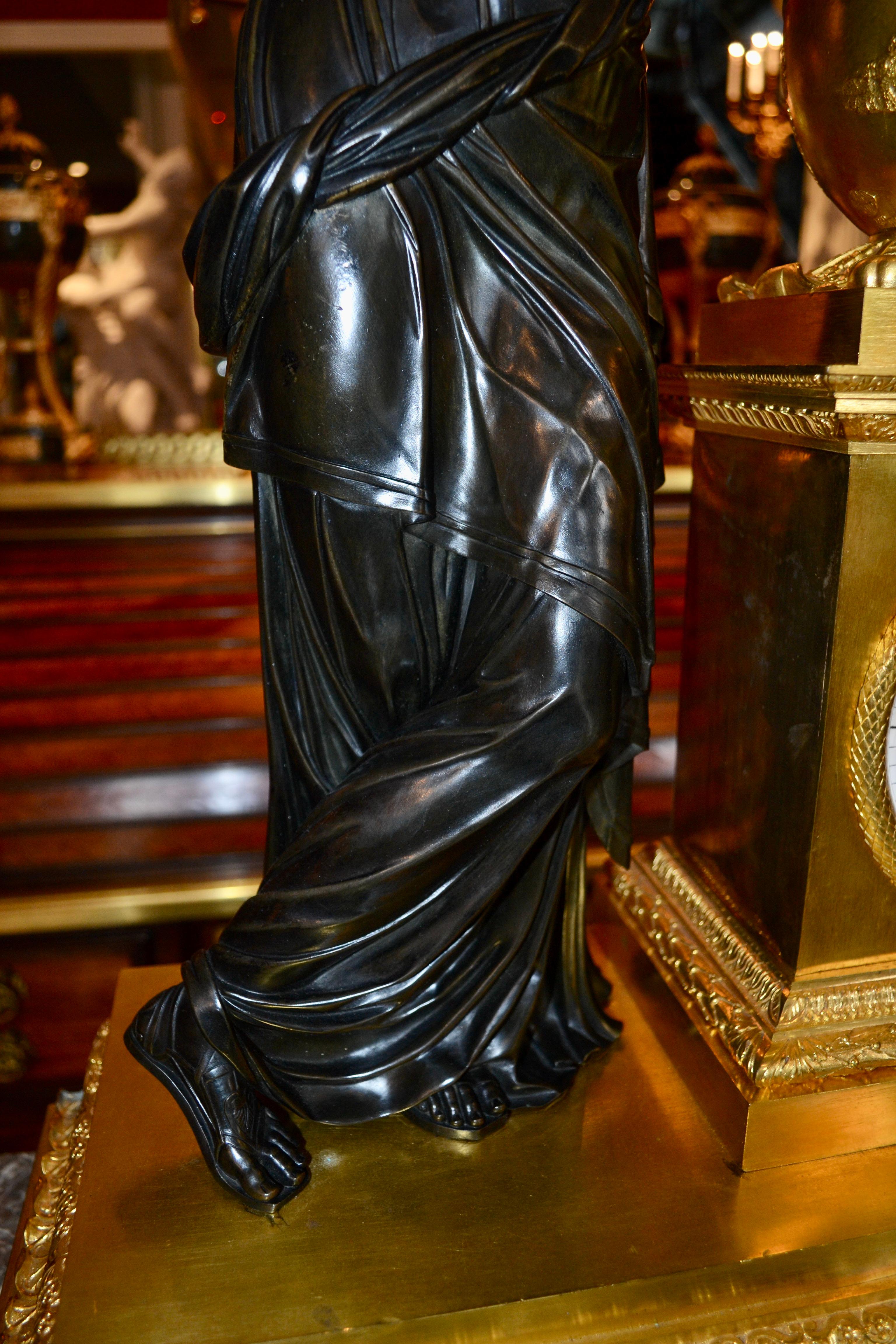 Horloge Empire français en bronze représentant la muse grecque de l'astronomie d'Urania en vente 11
