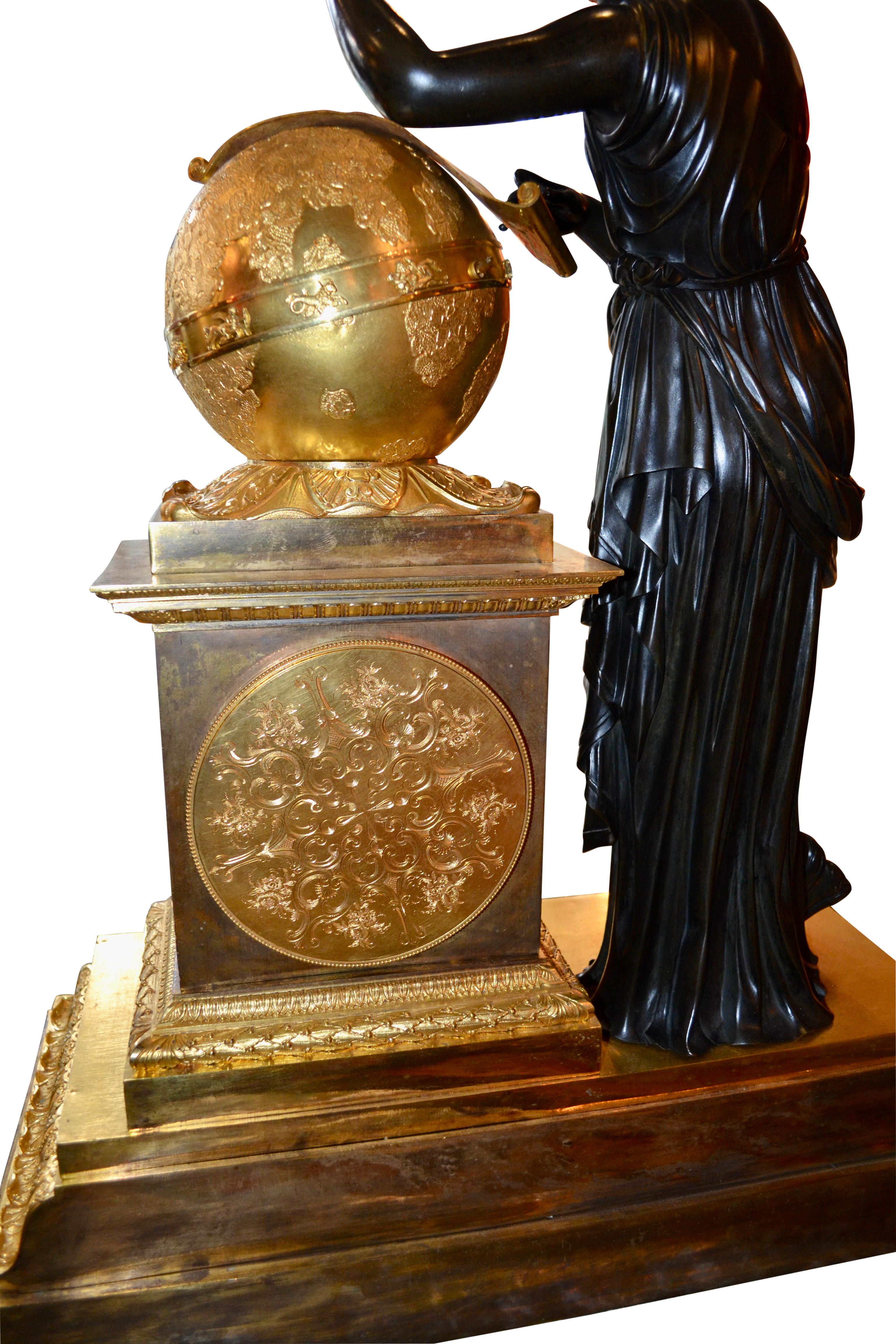 Français Horloge Empire français en bronze représentant la muse grecque de l'astronomie d'Urania en vente