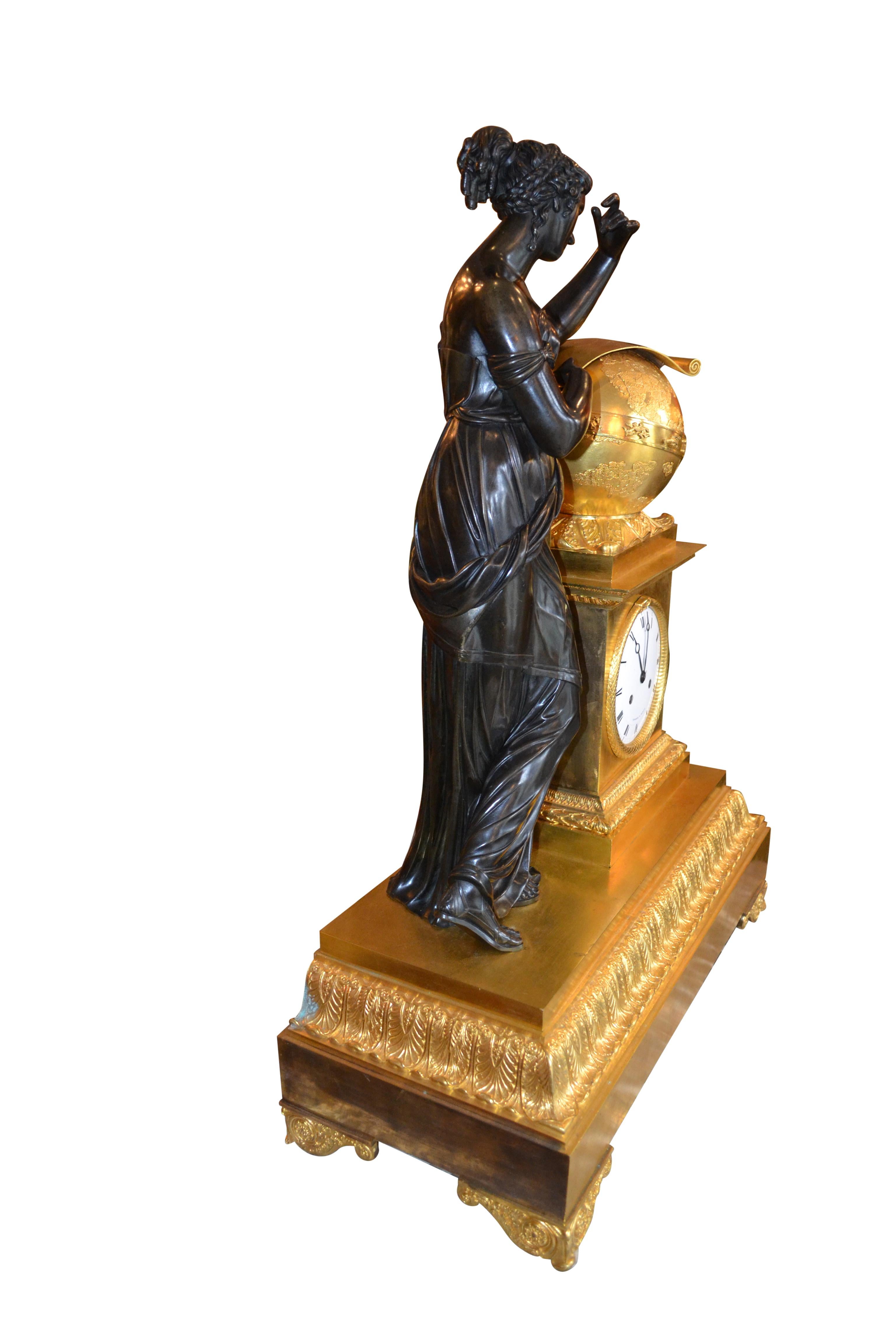 Doré Horloge Empire français en bronze représentant la muse grecque de l'astronomie d'Urania en vente