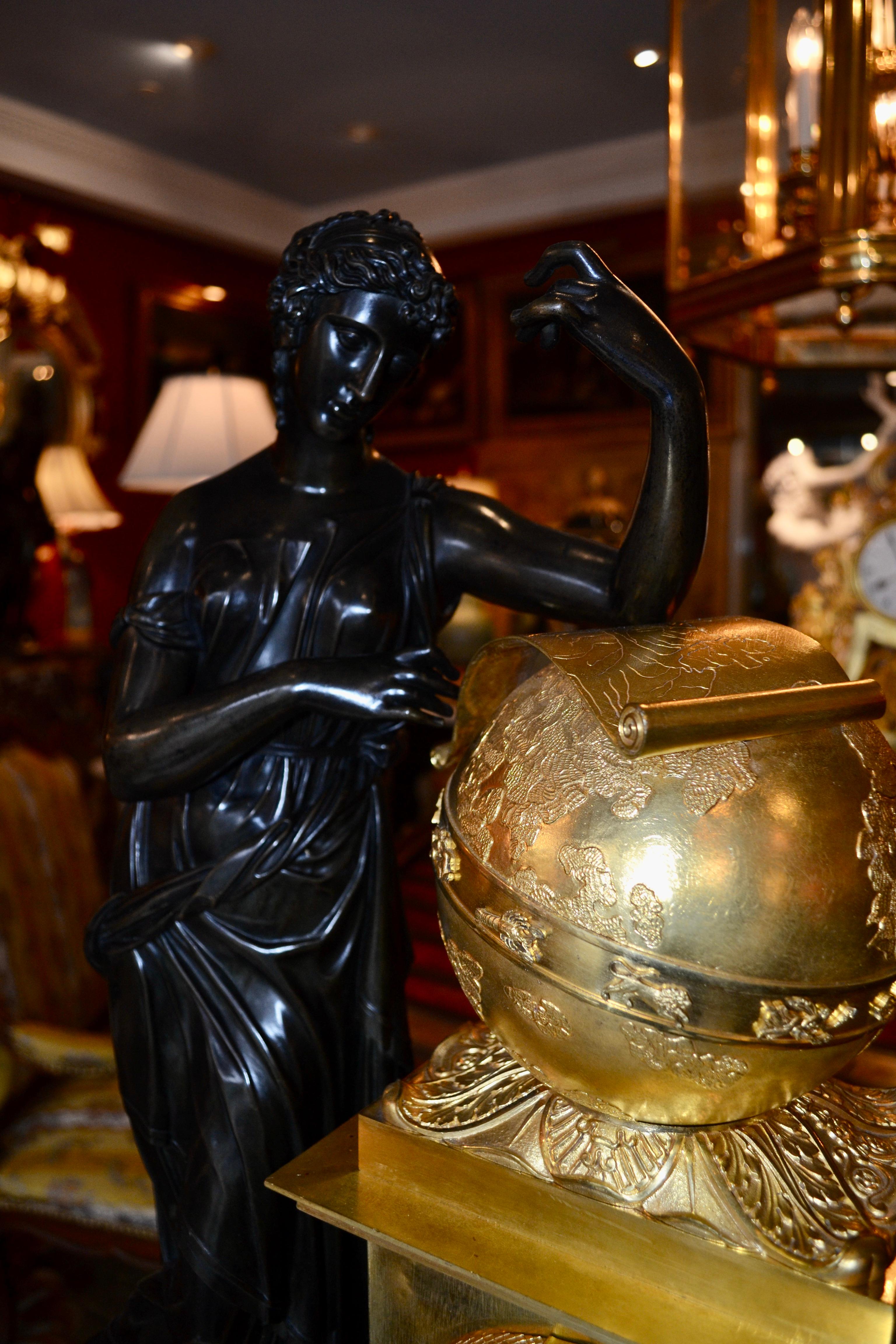Bronze Horloge Empire français en bronze représentant la muse grecque de l'astronomie d'Urania en vente