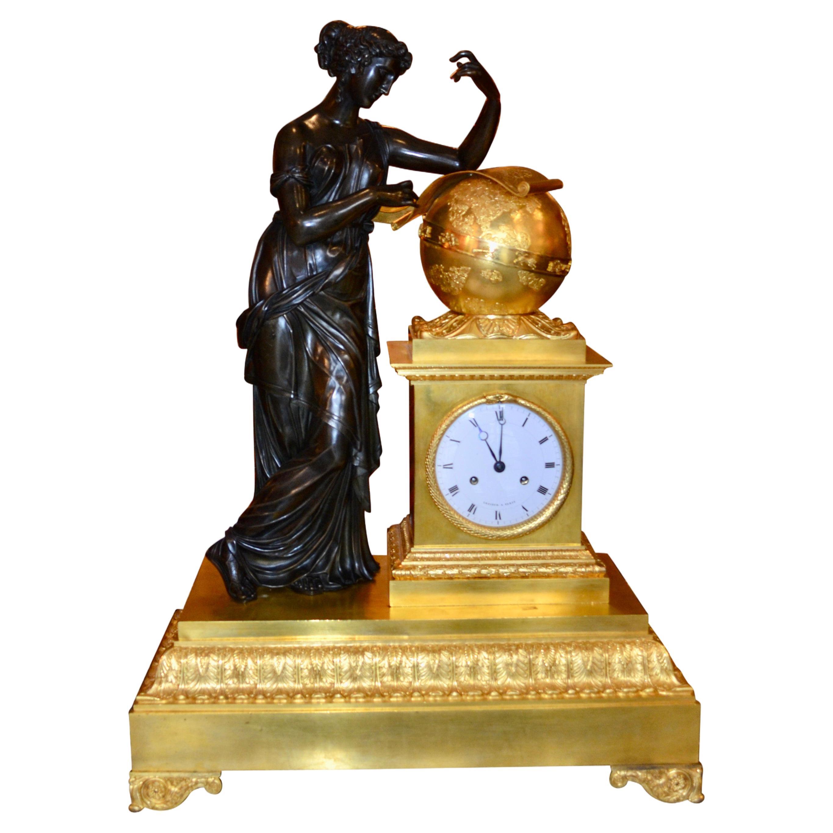 Horloge Empire français en bronze représentant la muse grecque de l'astronomie d'Urania en vente
