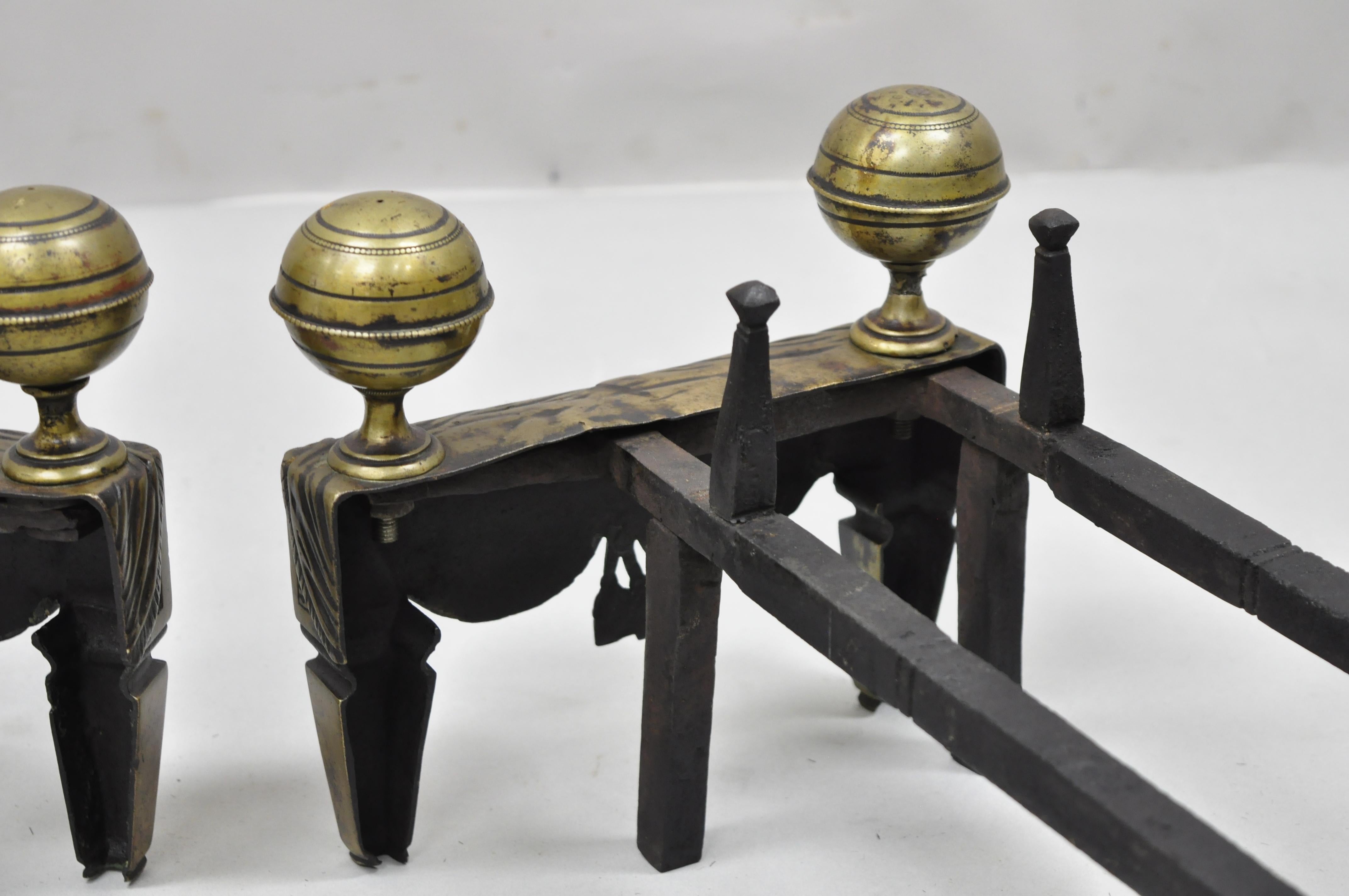 Paire de petits chenets de cannon de style Empire français en bronze avec drapeau et glands en forme de chenet en vente 3