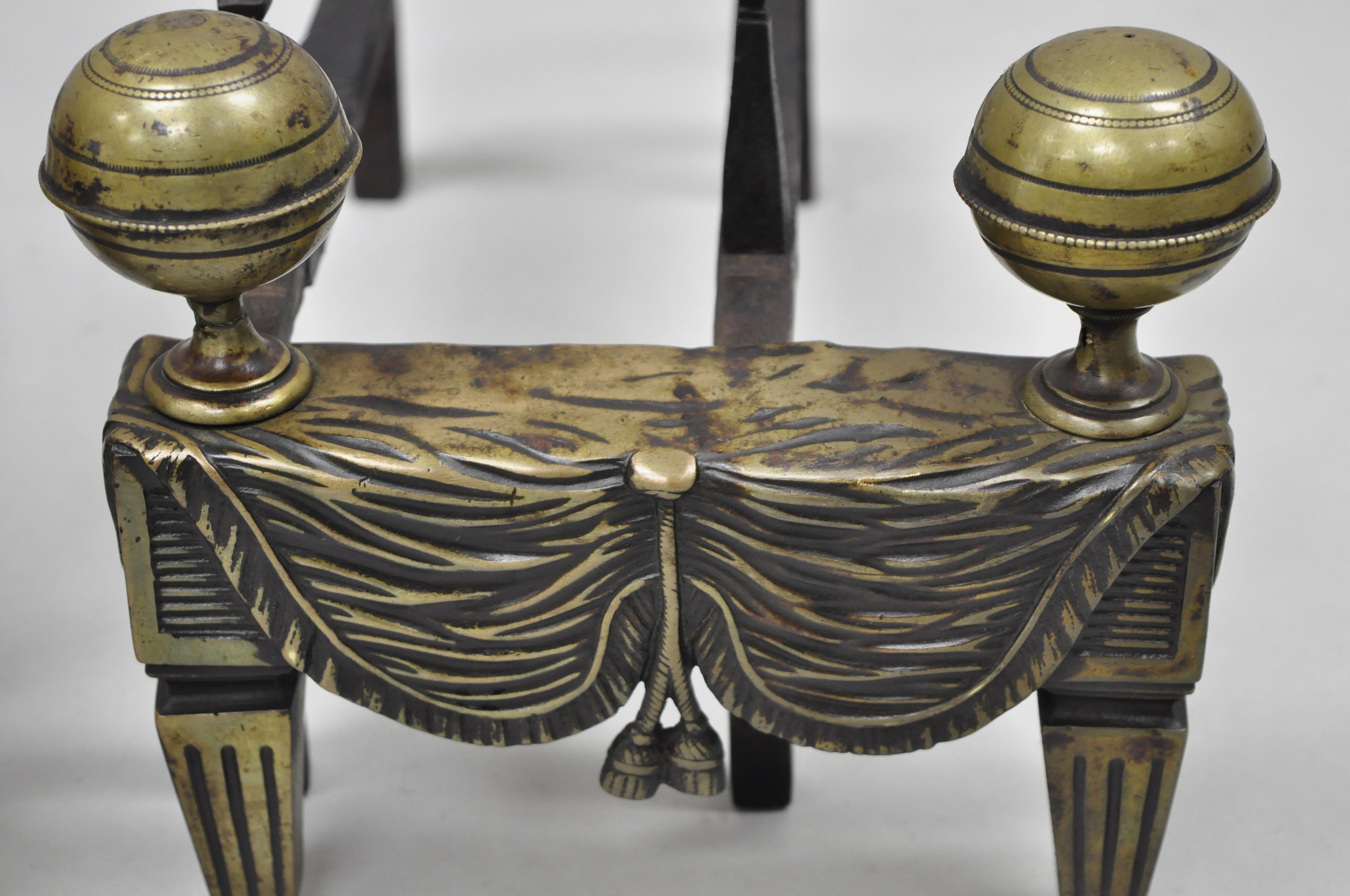 Moulage Paire de petits chenets de cannon de style Empire français en bronze avec drapeau et glands en forme de chenet en vente
