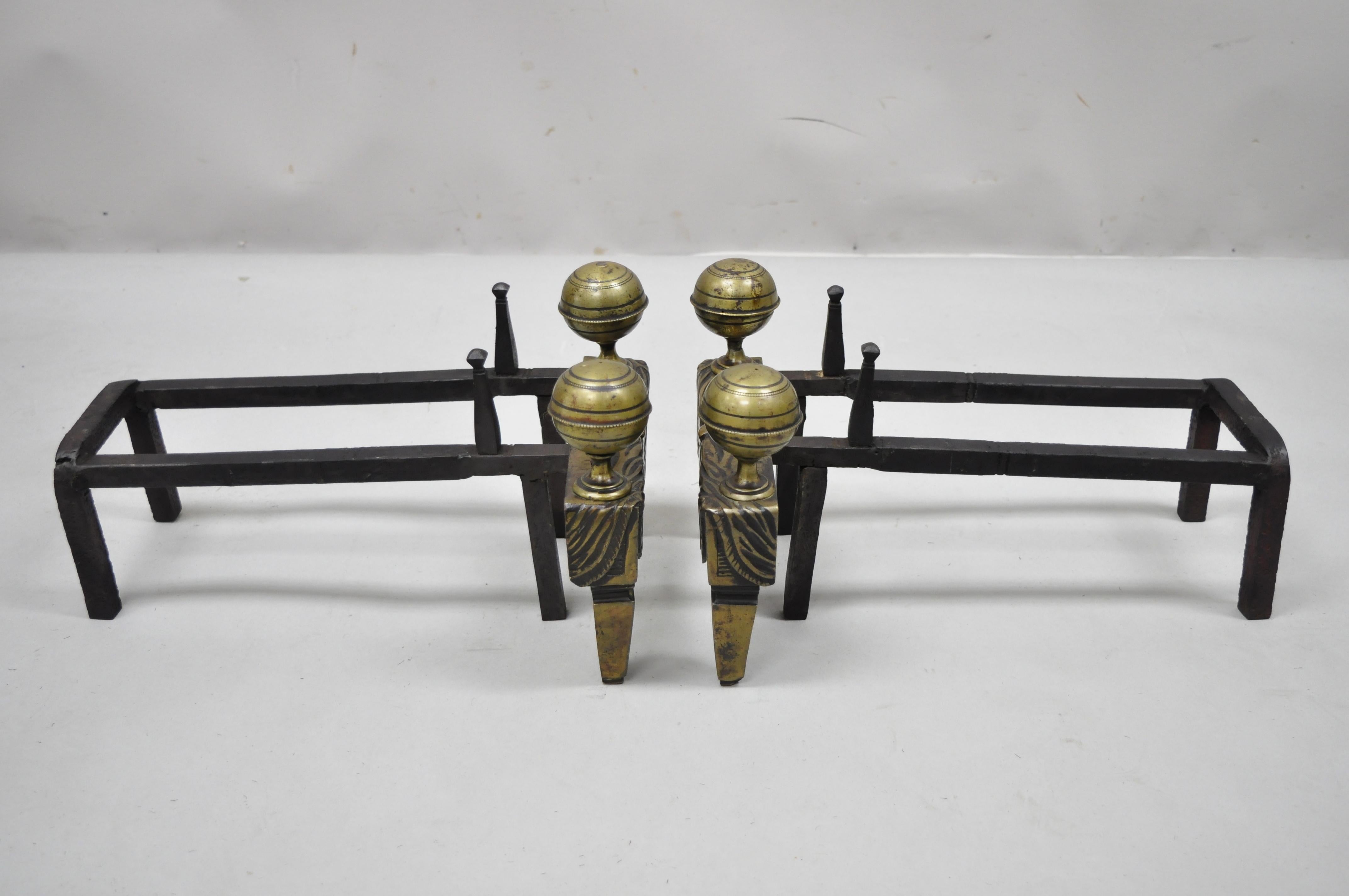 Paire de petits chenets de cannon de style Empire français en bronze avec drapeau et glands en forme de chenet en vente 1