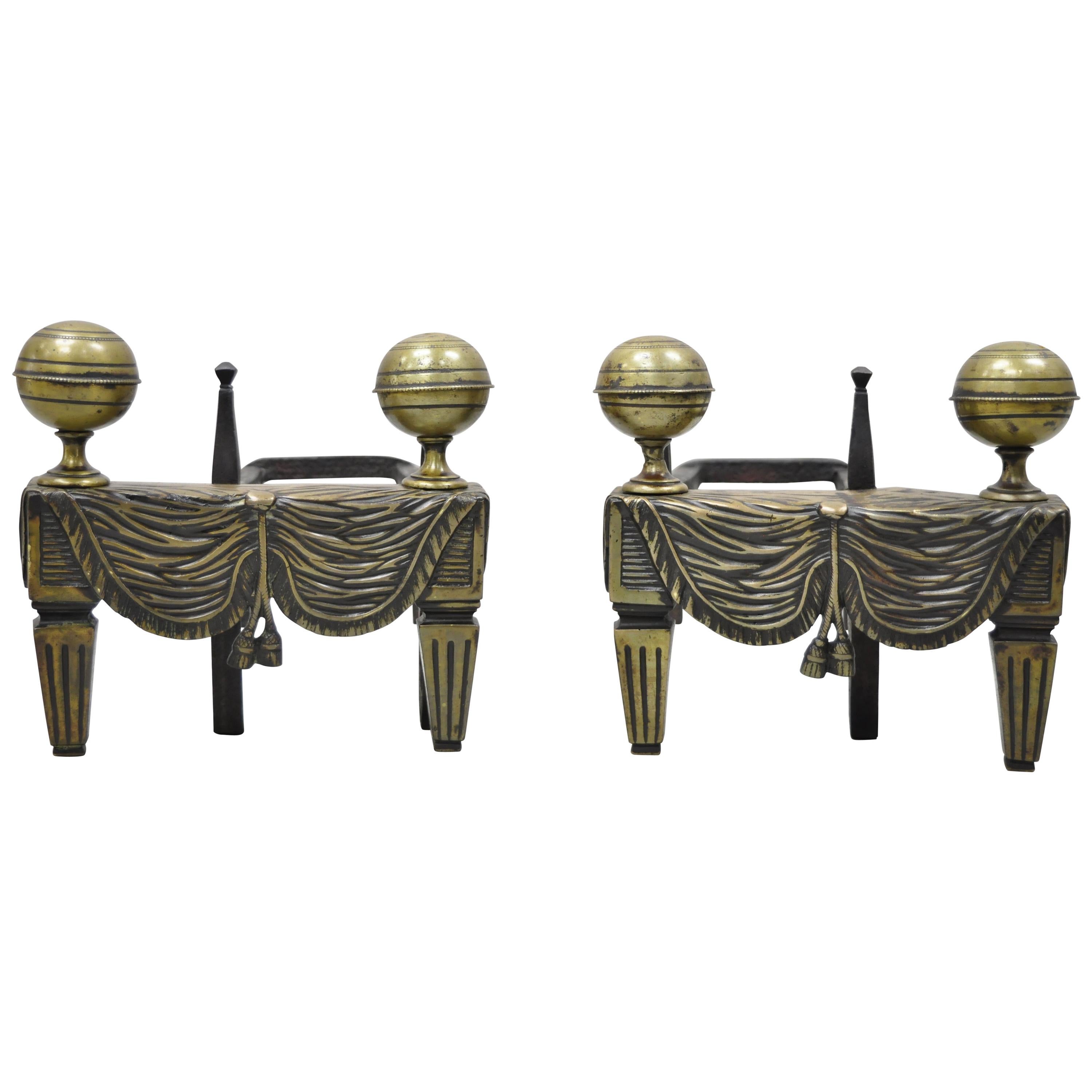 Paire de petits chenets de cannon de style Empire français en bronze avec drapeau et glands en forme de chenet