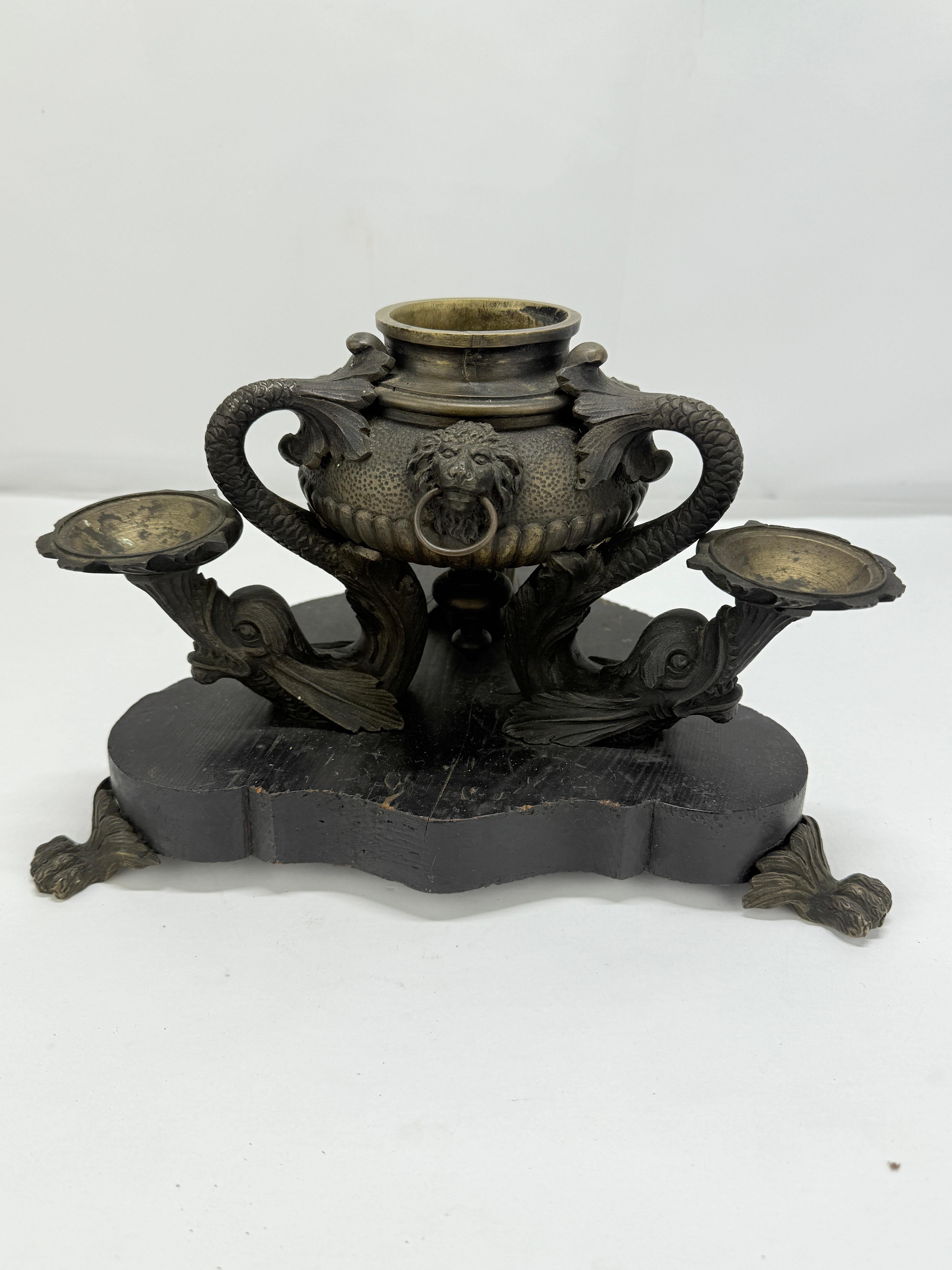 Français Encrier en bronze de l'Empire français d'après les lampes à huile romaines, c.1815-25 en vente