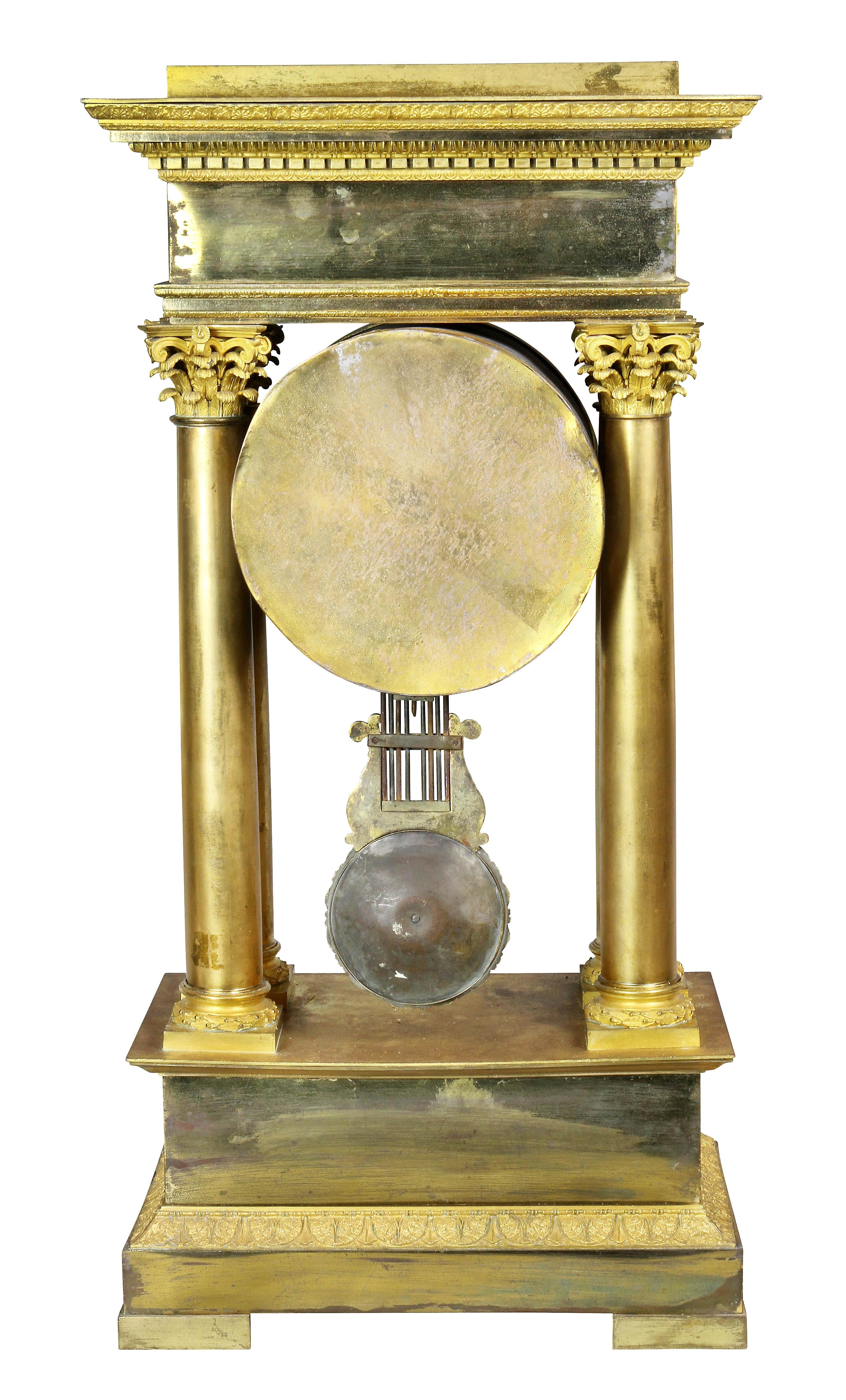 Pendule de cheminée Empire français en bronze en vente 4