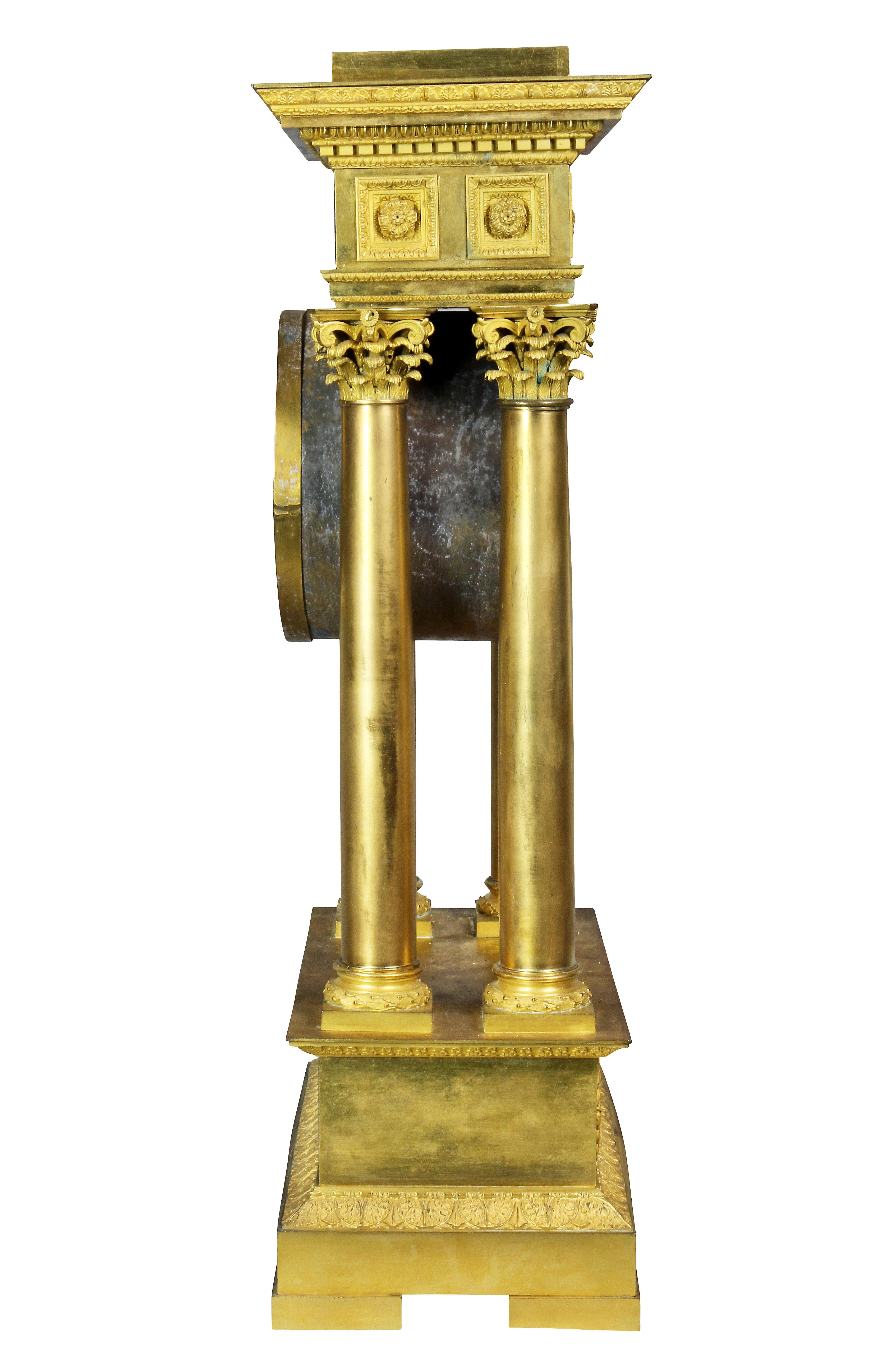 Pendule de cheminée Empire français en bronze en vente 2