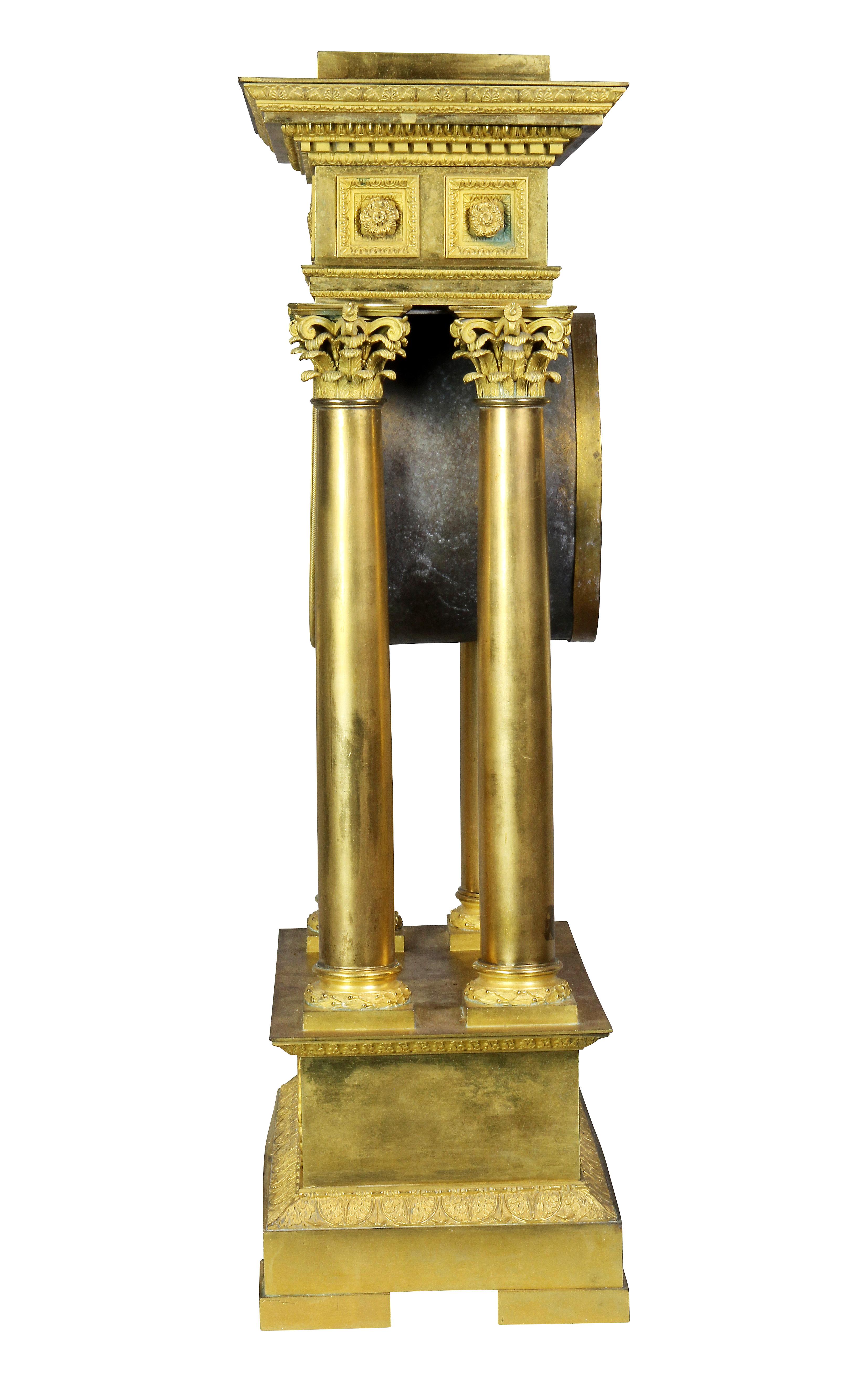 Pendule de cheminée Empire français en bronze en vente 3