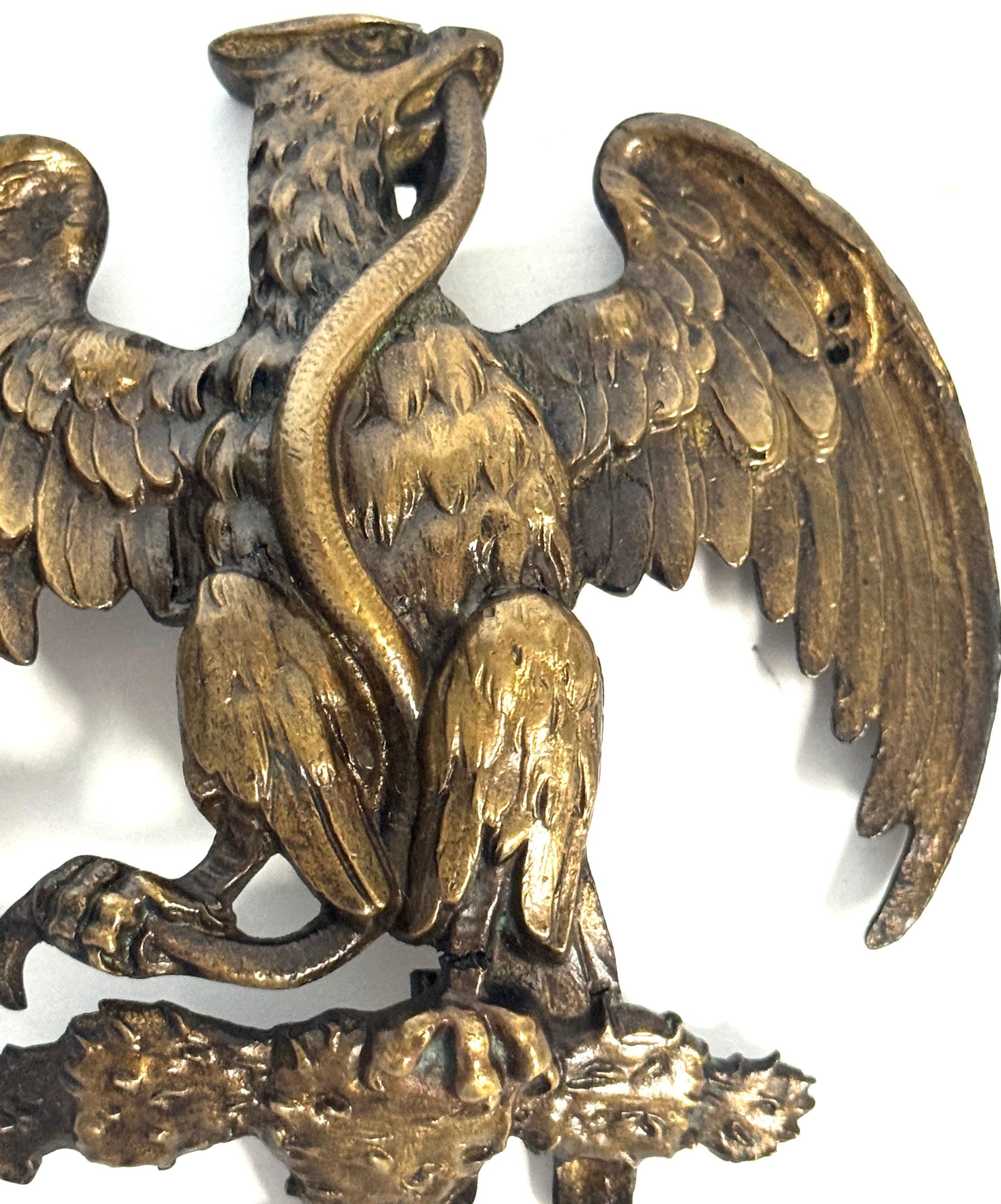 Französische Empire-Bronze-Montierung eines Adlers, der eine Schlange bezwingt, Desmalter /  Thomire (Gegossen) im Angebot