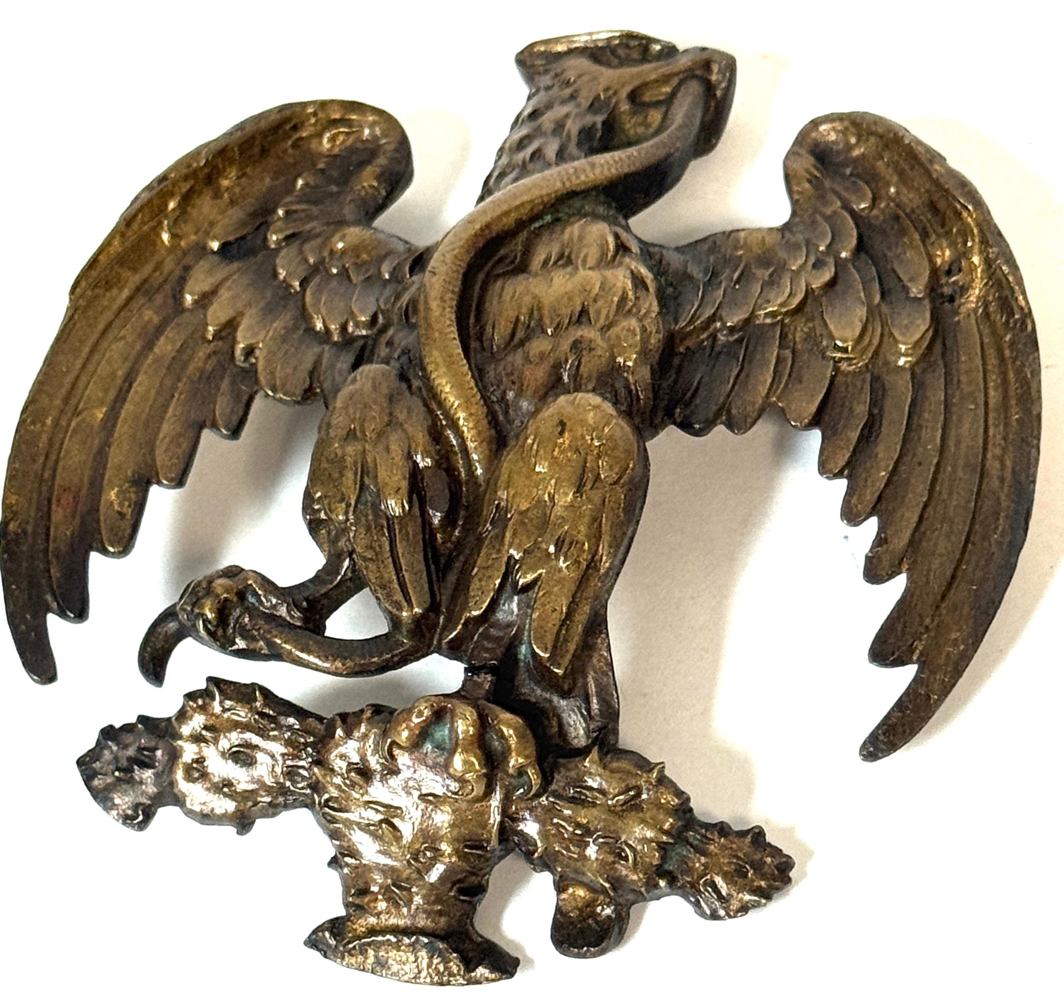 Französische Empire-Bronze-Montierung eines Adlers, der eine Schlange bezwingt, Desmalter /  Thomire (19. Jahrhundert) im Angebot