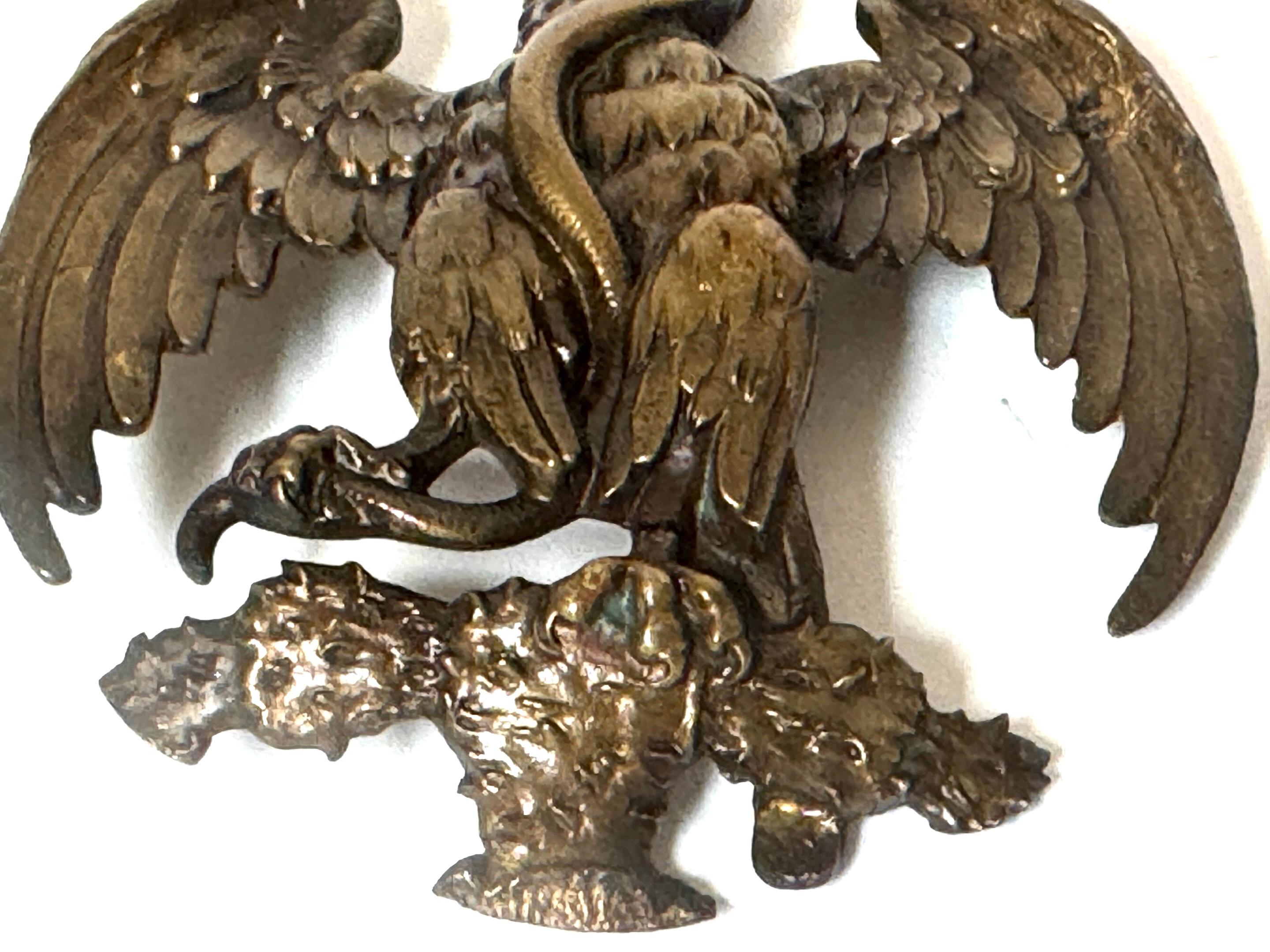 Französische Empire-Bronze-Montierung eines Adlers, der eine Schlange bezwingt, Desmalter /  Thomire (Goldbronze) im Angebot