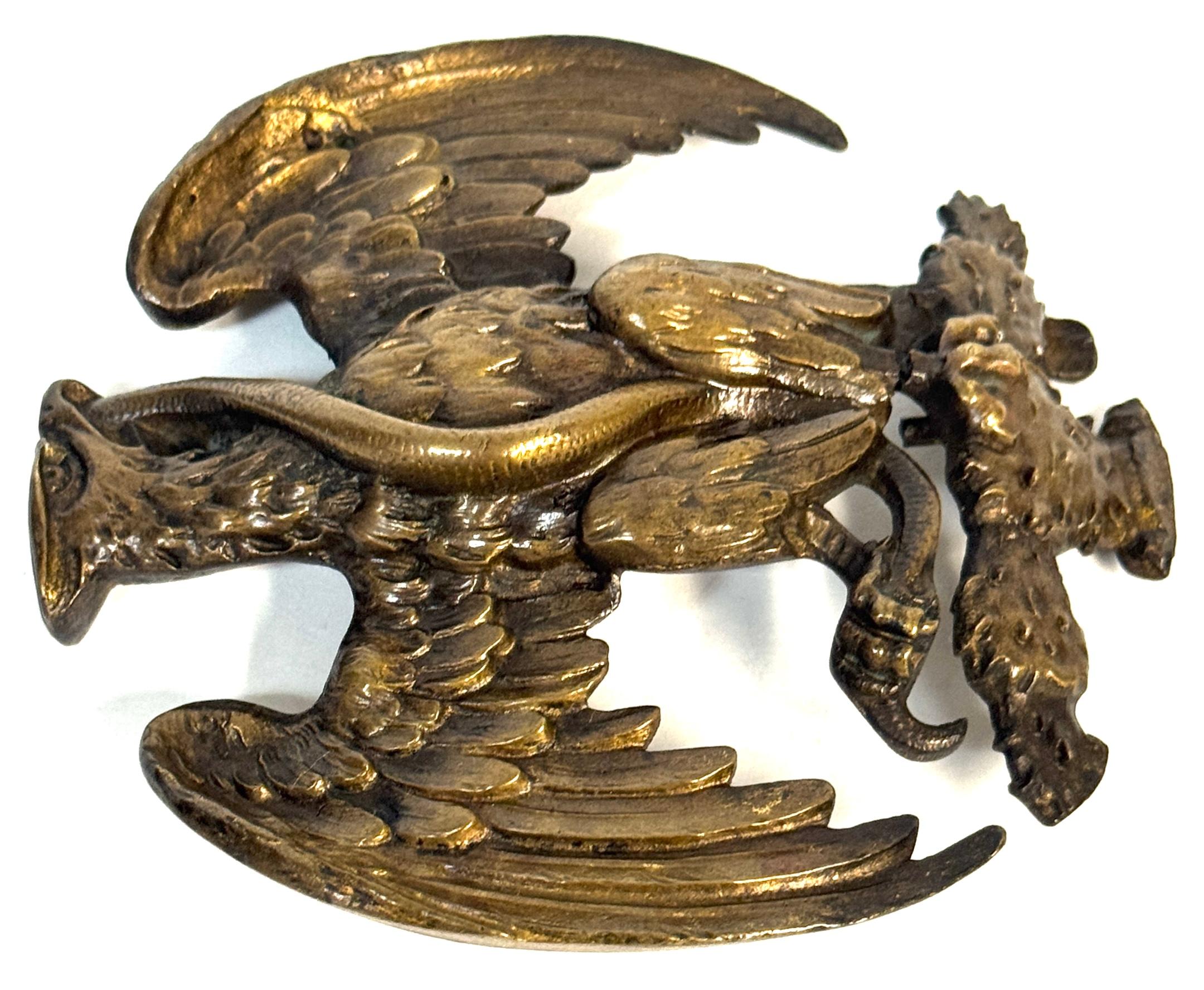 Französische Empire-Bronze-Montierung eines Adlers, der eine Schlange bezwingt, Desmalter /  Thomire im Angebot 1
