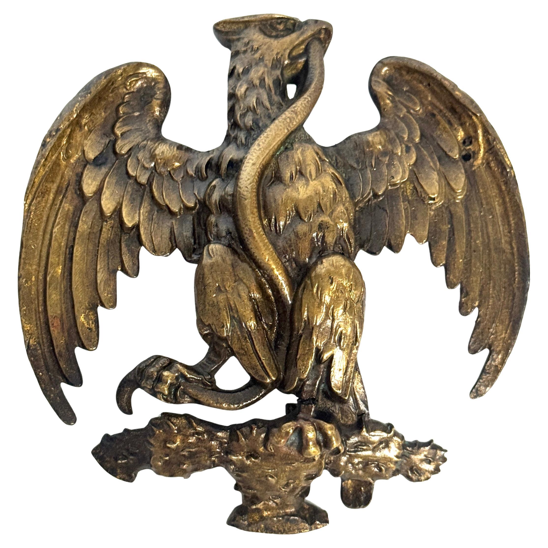 Französische Empire-Bronze-Montierung eines Adlers, der eine Schlange bezwingt, Desmalter /  Thomire