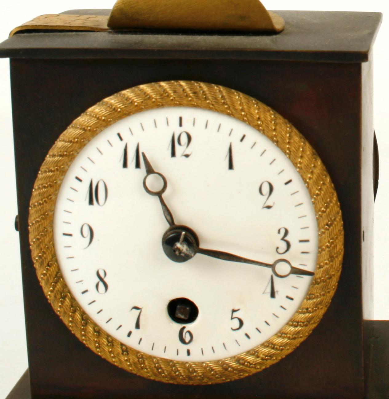 Bronze-Figurenuhr im französischen Empire-Stil mit Goldbronze-Montierung, frühes 19. Jahrhundert im Zustand „Gut“ im Angebot in valatie, NY