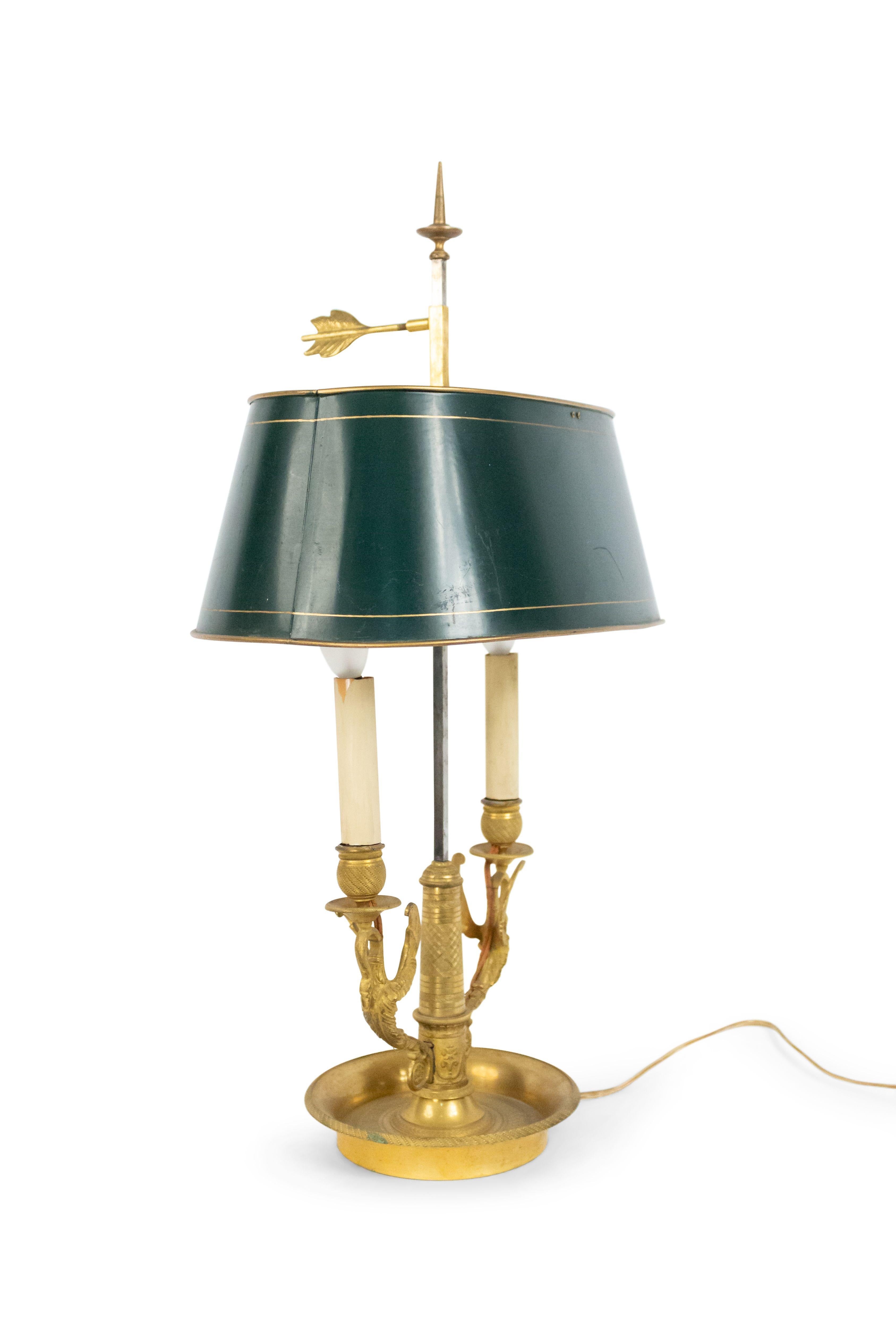Lampe de table bouillotte de style Empire français du 20ème siècle à 2 bras de cygne en bronze doré et base ronde avec abat-jour ovale en tole vert.