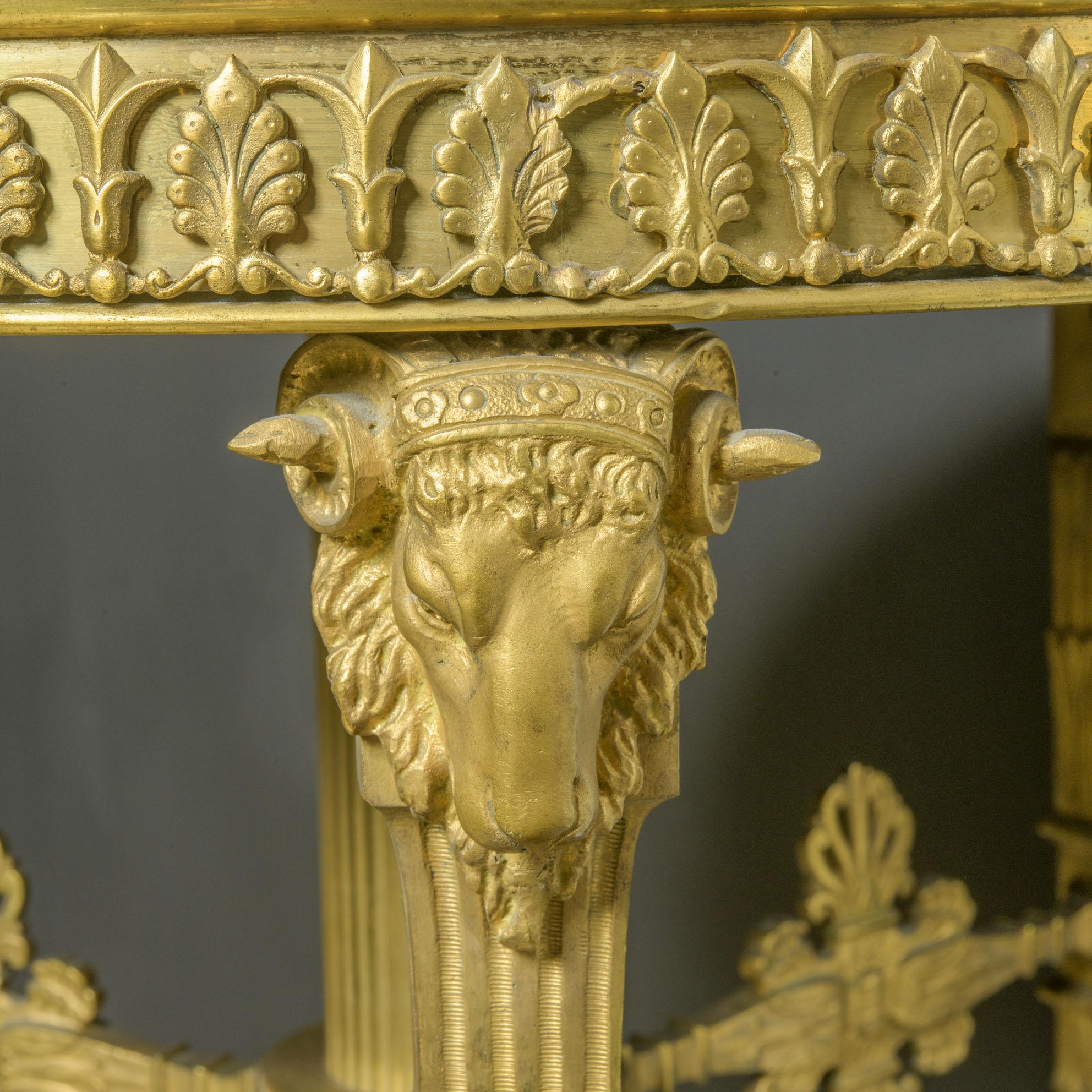 Importante table ronde tardive, fabriquée en France entièrement en bronze doré.
Whiting présente un plateau circulaire en marbre blanc de Carrare, entouré d'un cadre finement décoré de palmettes. Il repose sur trois pieds en bronze, soutenus par des