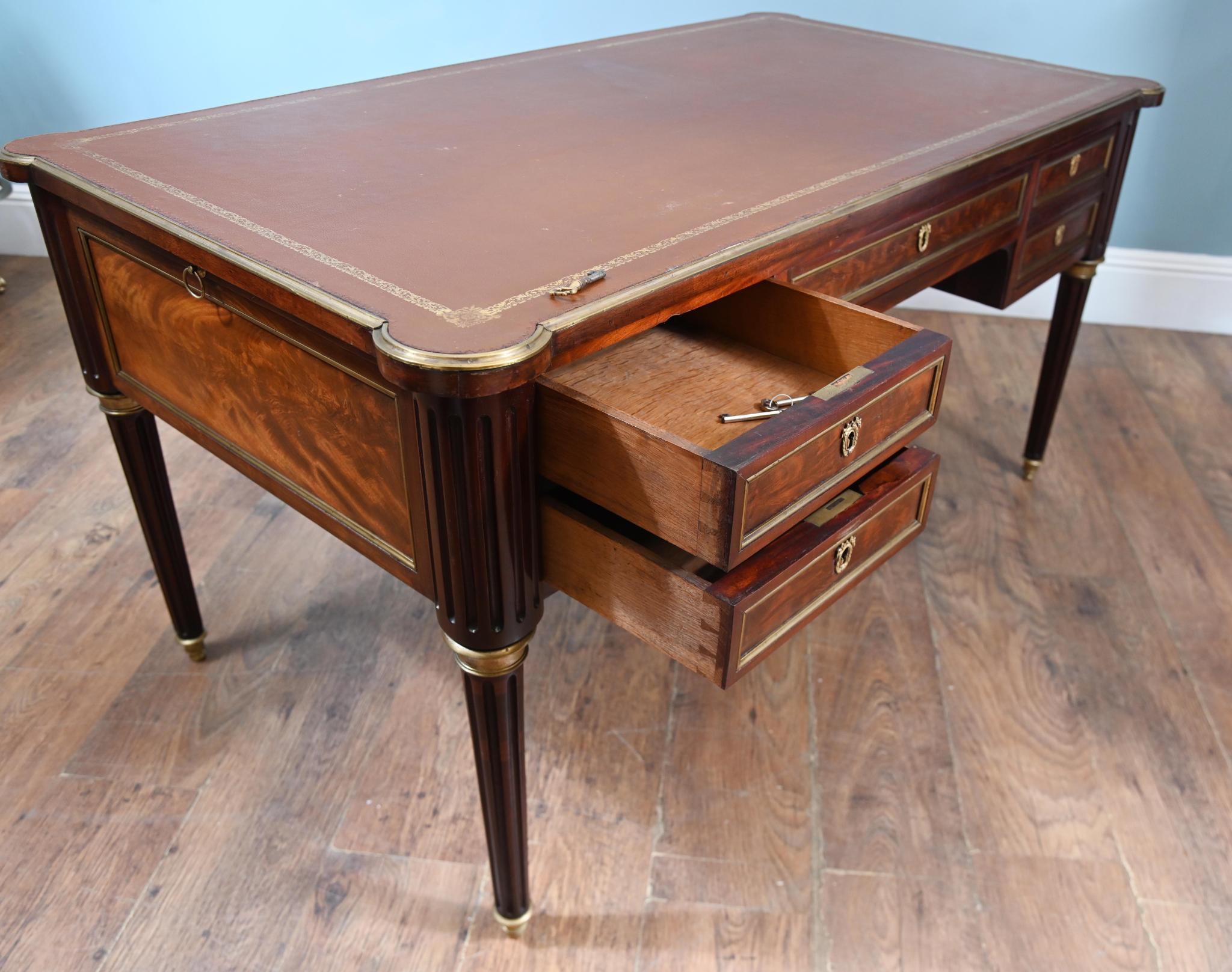 Scrivania francese Empire Bureau Plat del 1880 circa, in stile Directoire
Mogano di prima qualità con un piano in pelle finalmente lavorato
Cinque cassetti e gambe tonde e graduate sono impreziosite da anelli e piedini in ormulo
Ottimo per un
