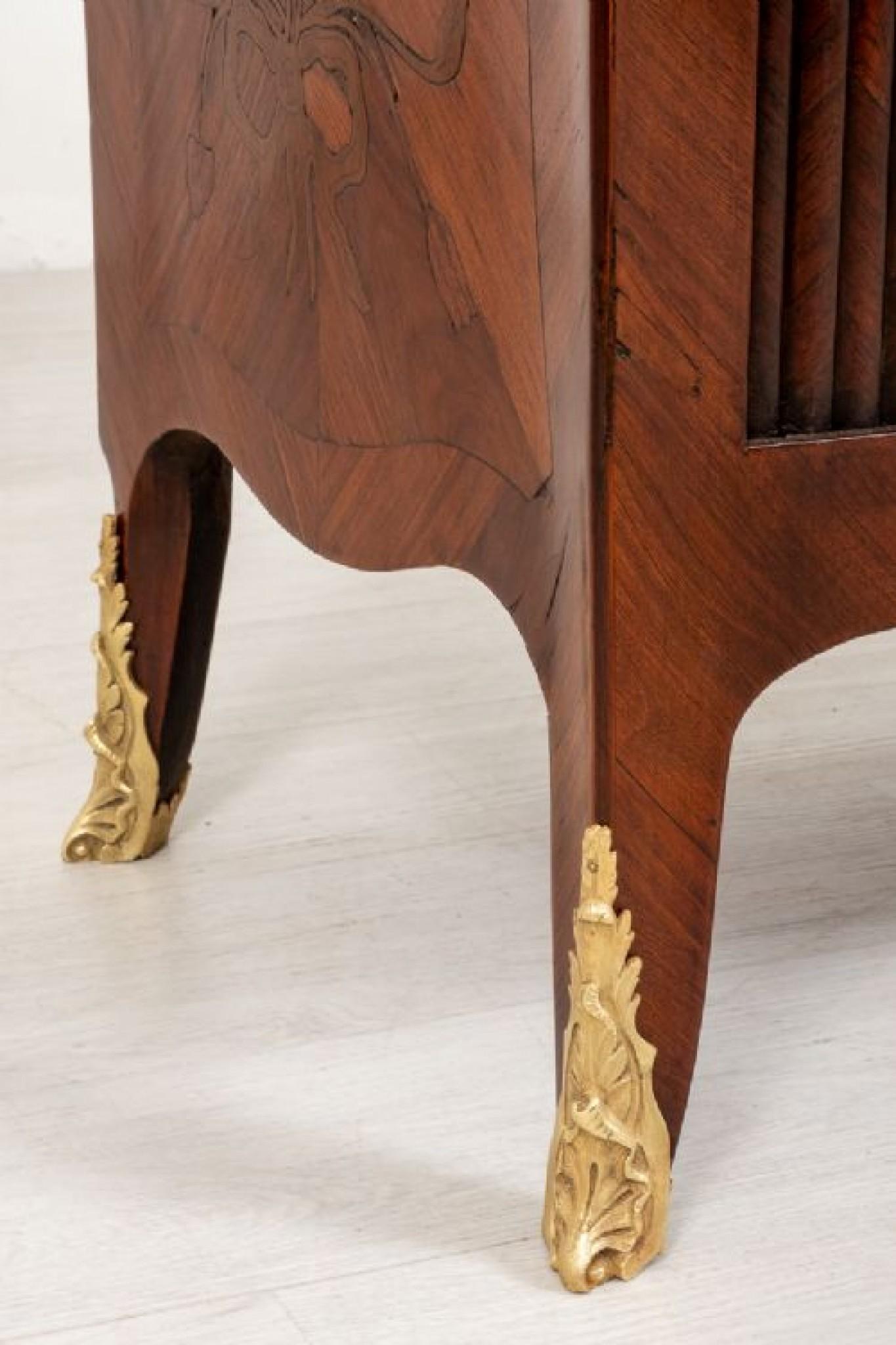 Impresionante mueble auxiliar francés de kingwood.
Esta pieza se alza sobre patas perfiladas con monturas de ormolina de calidad y un delantal perfilado también con monturas de ormolina.
hacia 1850
Con puertas de persiana que se abren para