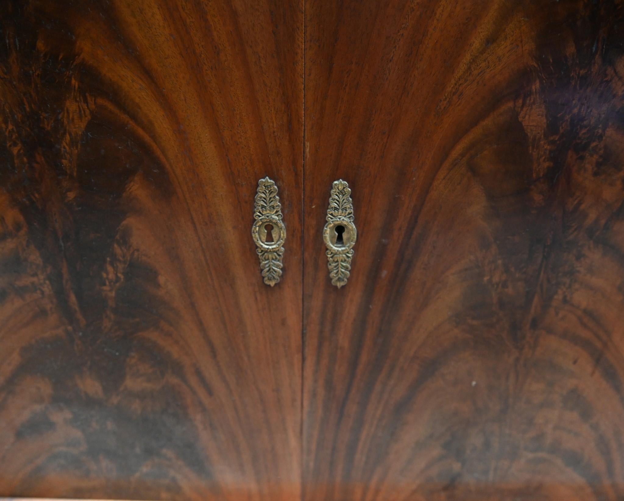 Stai visualizzando uno splendido mobile Impero francese risalente al 1880.
Bella patina sul mogano a fiamma
Il piano in marmo verde è liscio e senza schegge
Un pezzo di buone dimensioni
Gli accessori in ormolu sono originali e molto ben fusi,