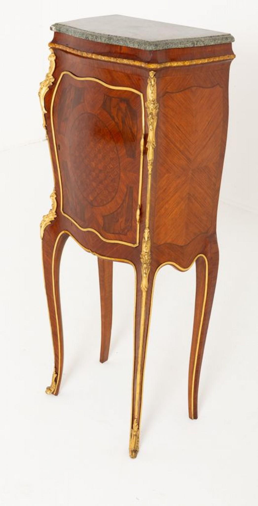 Splendido mobile laterale francese Impero su cavalletto
Questo grazioso mobile poggia su tipiche gambe francesi sagomate.
Circa 1870
La porta singola presenta un pannello intarsiato.
Il mobile è impreziosito da decorazioni e modanature dorate e