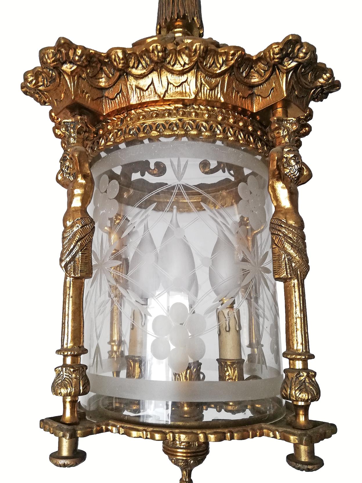 Stile impero Lampadario a lanterna a 4 luci dell'Impero francese Cariatidi del fuoco in bronzo dorato e vetro tagliato