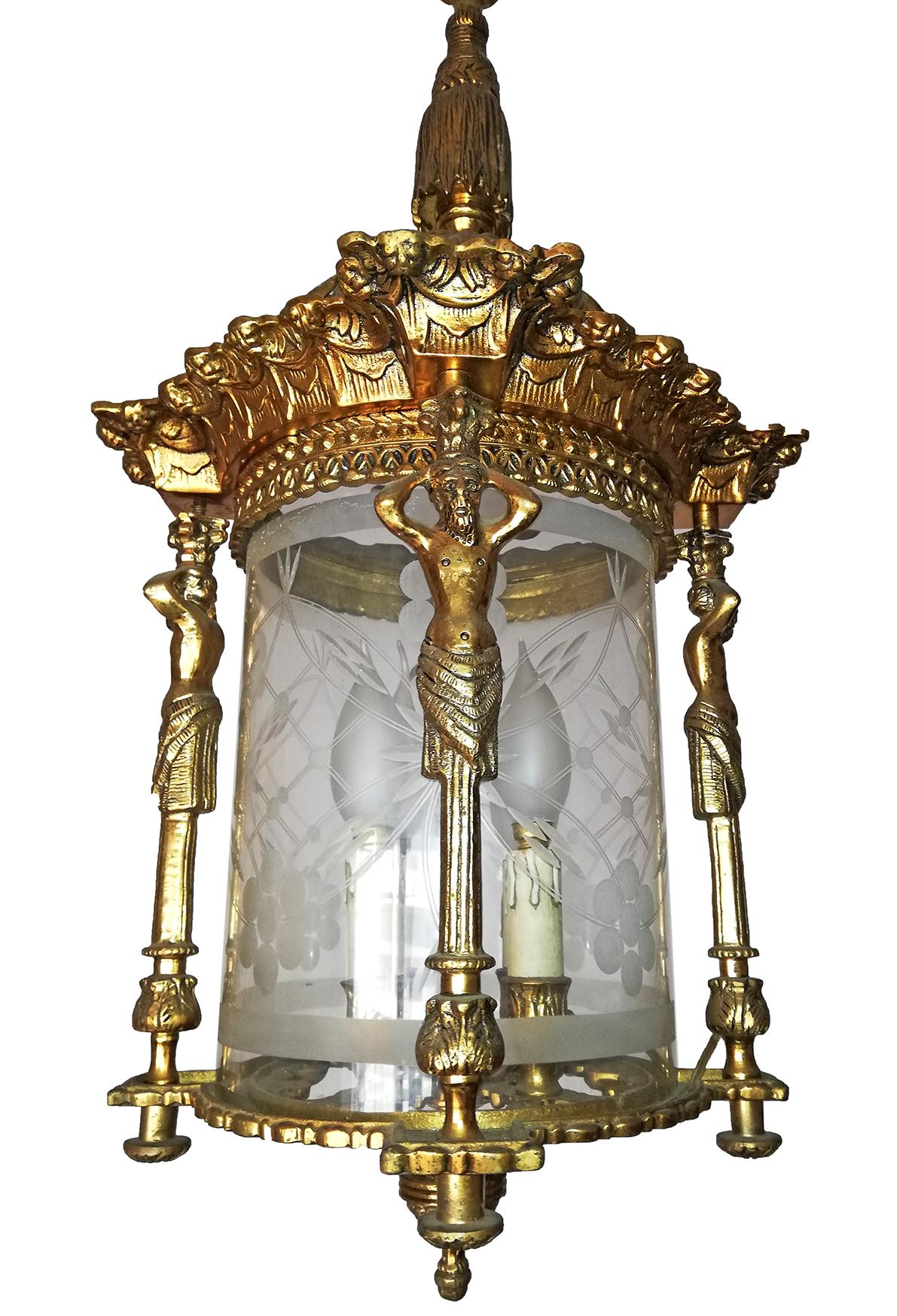 Francese Lampadario a lanterna a 4 luci dell'Impero francese Cariatidi del fuoco in bronzo dorato e vetro tagliato