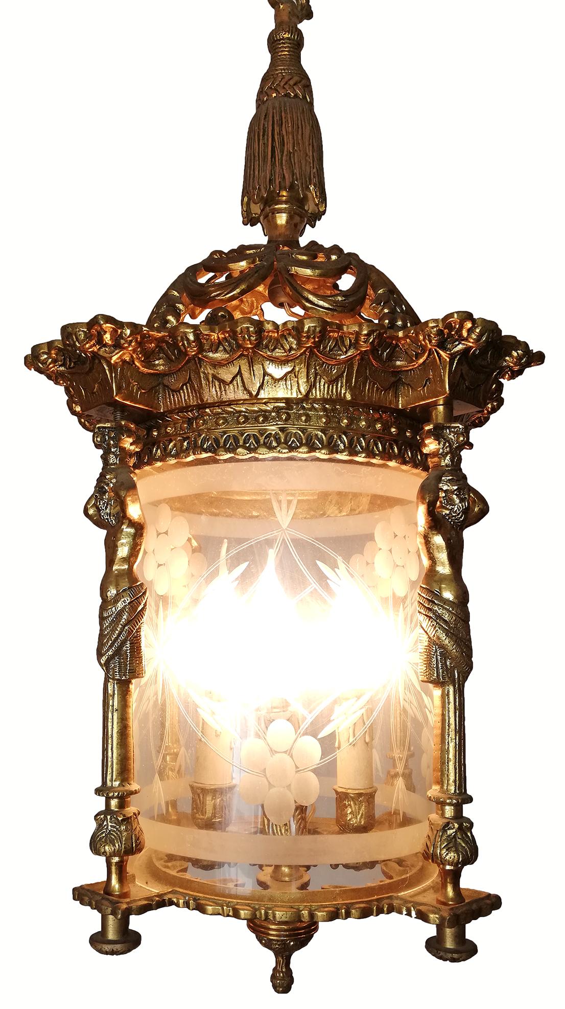 Calco Lampadario a lanterna a 4 luci dell'Impero francese Cariatidi del fuoco in bronzo dorato e vetro tagliato