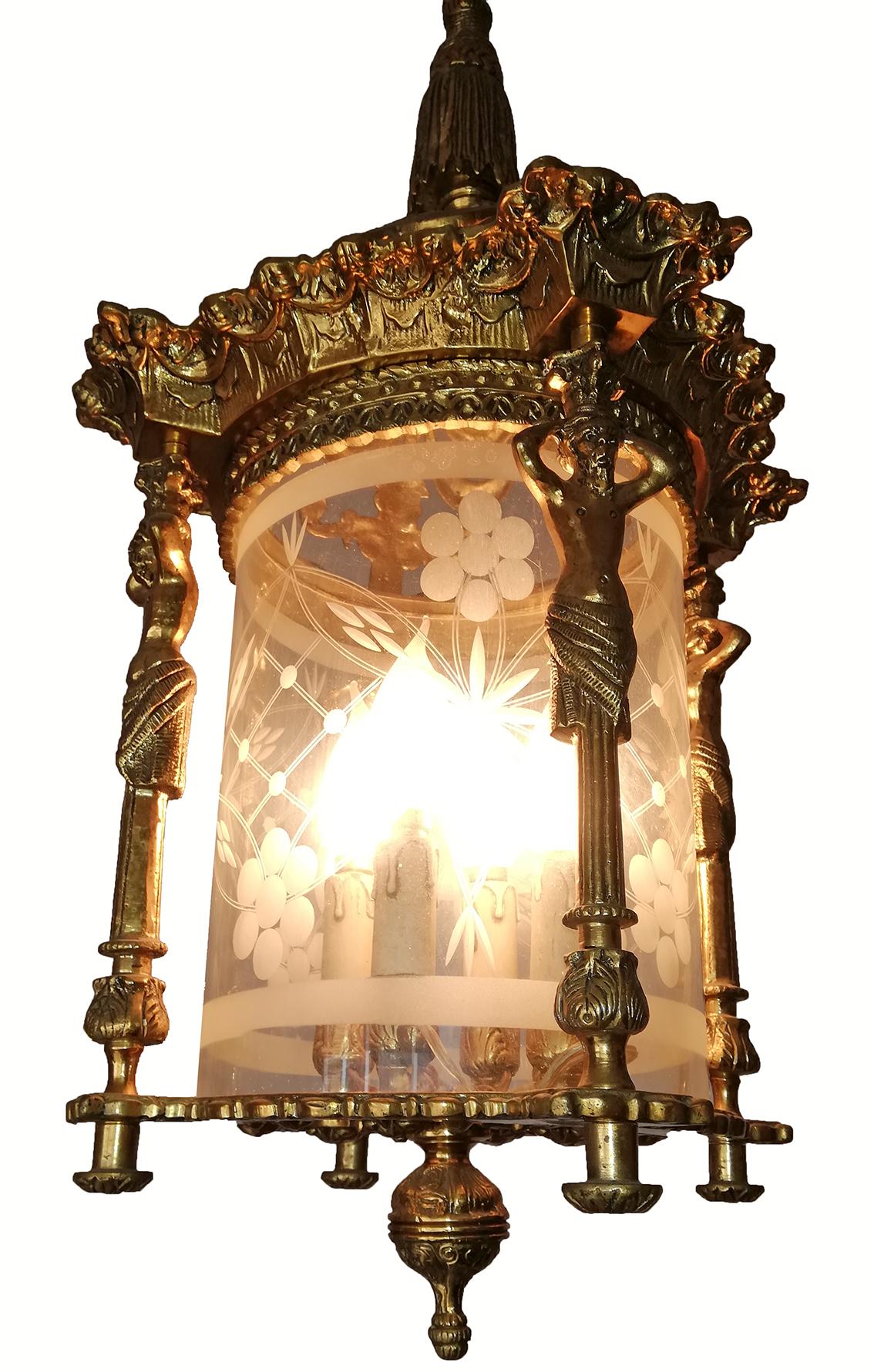 Lampadario a lanterna a 4 luci dell'Impero francese Cariatidi del fuoco in bronzo dorato e vetro tagliato In condizioni buone a Coimbra, PT
