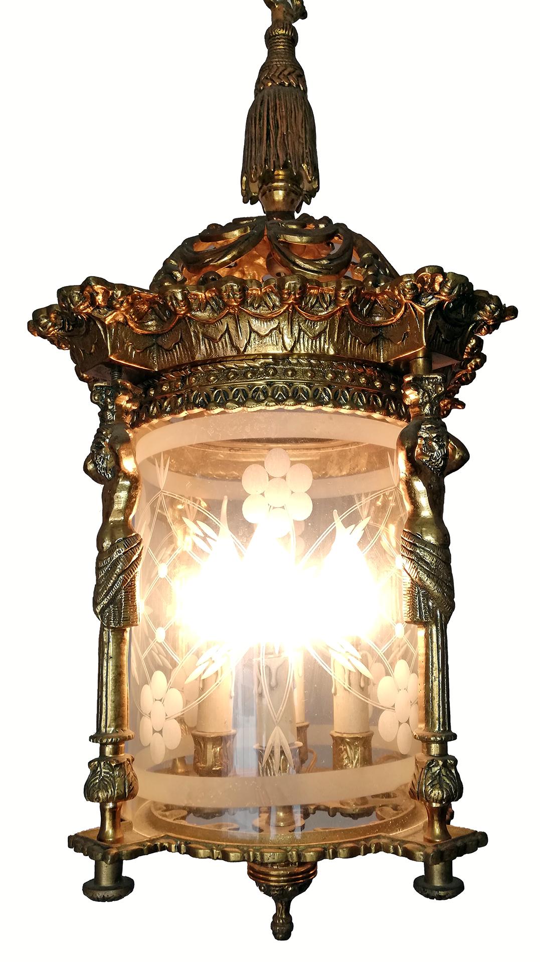XX secolo Lampadario a lanterna a 4 luci dell'Impero francese Cariatidi del fuoco in bronzo dorato e vetro tagliato