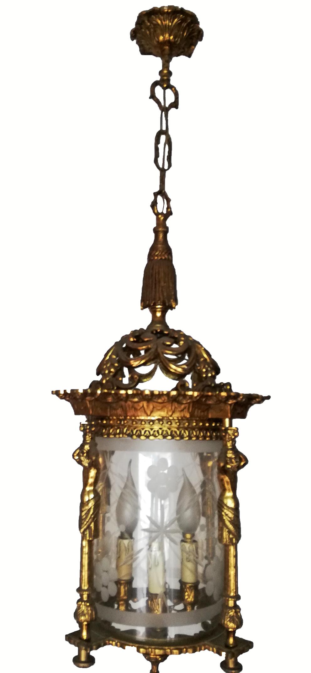 Vetro intagliato Lampadario a lanterna a 4 luci dell'Impero francese Cariatidi del fuoco in bronzo dorato e vetro tagliato