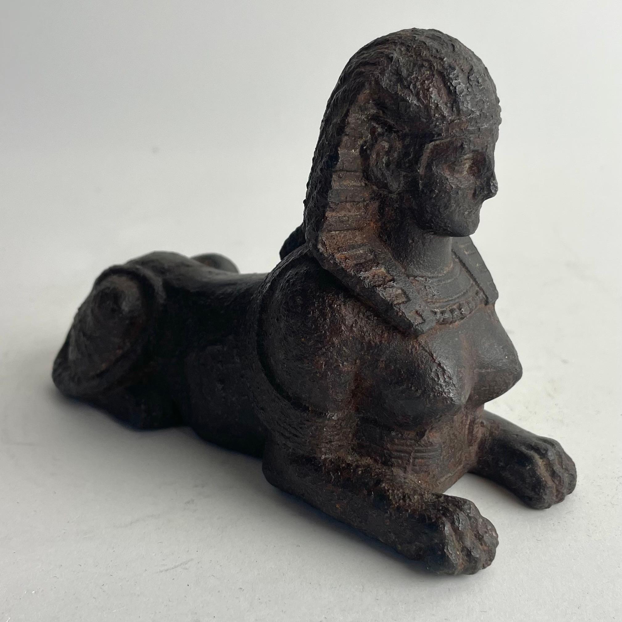 

Fermacarte sfinge impero francese in ghisa, inizio XIX secolo

Un grazioso fermacarte in ghisa a forma di sfinge reclinata, risalente al periodo dell'Impero francese, all'inizio del XIX secolo. La figura è finemente fusa con dettagli classici,