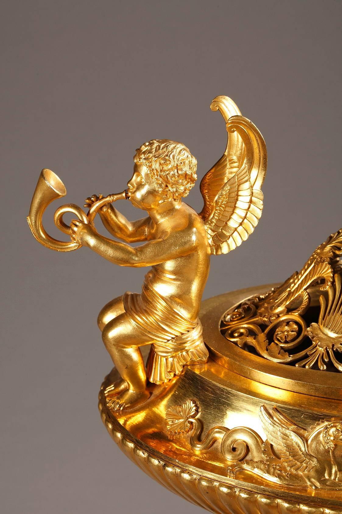 Français Centre de table Empire français Brûle-parfum en bronze doré et marbre en vente
