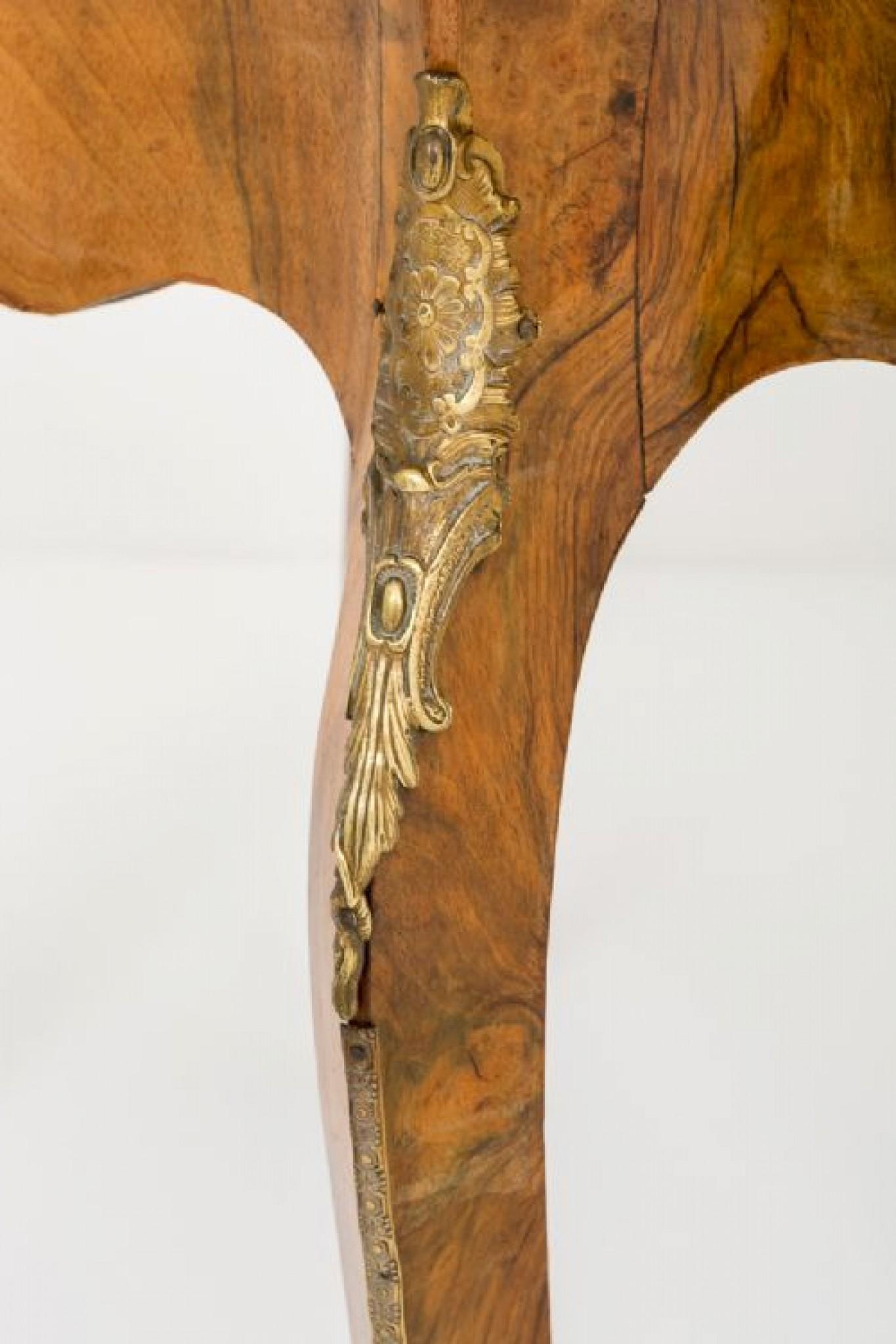 Centre Table im französischen Empire-Stil aus Wurzelnussholz.
CIRCA 1860
Steht auf geschwungenen Beinen mit vergoldeten Gussleisten.
Dieser Tisch hat 1 Schublade mit Mahagonifutter.
Die geformte Platte ist mit hochwertigem, geviertelten
