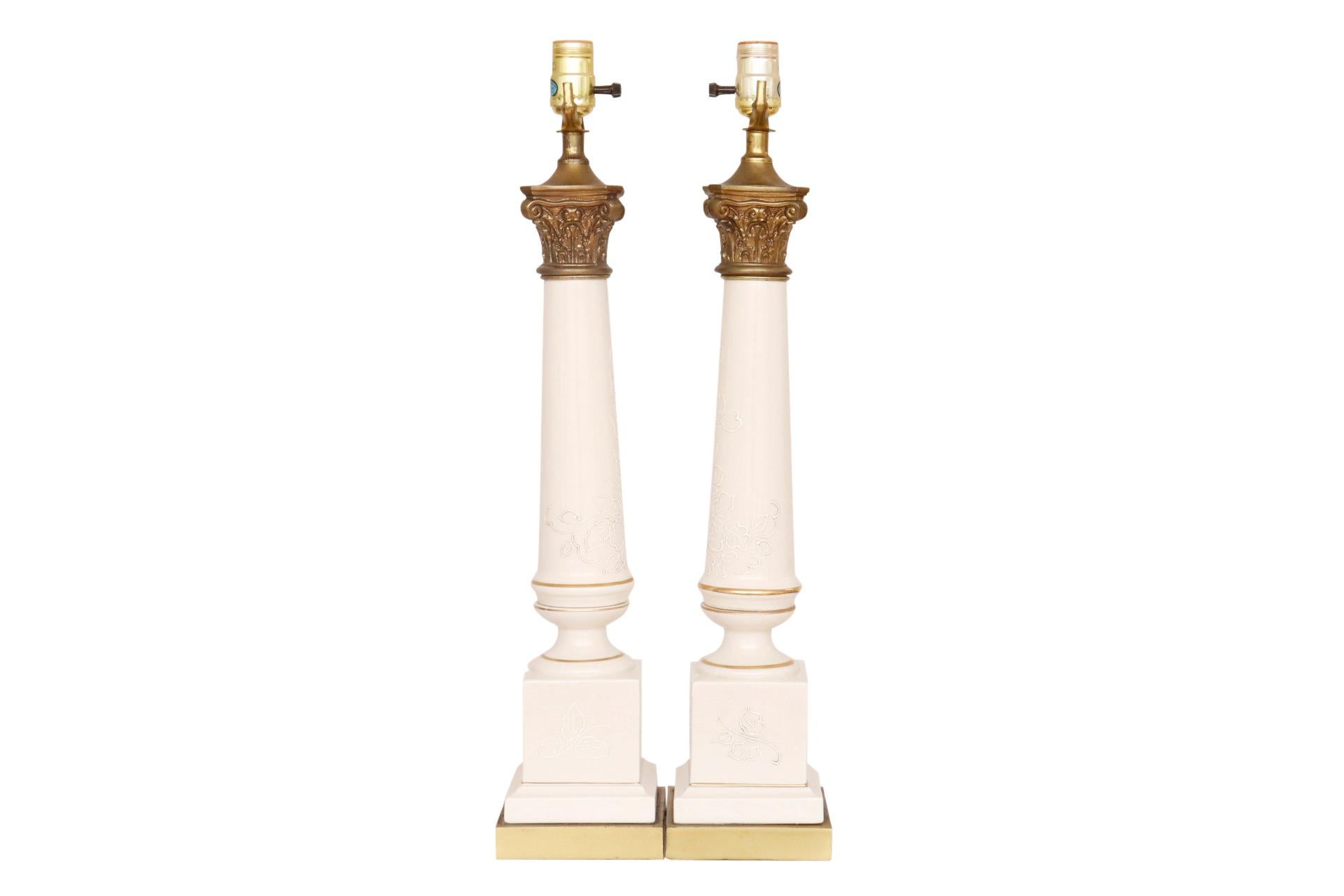 Américain Paire de lampes de table en céramique de style Empire français par Tyndale en vente