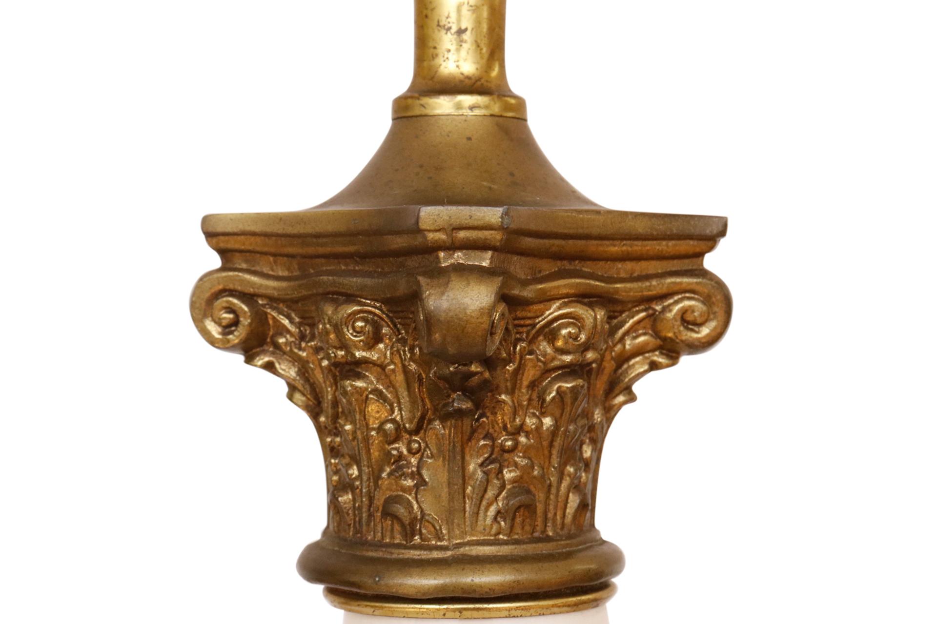 Paire de lampes de table en céramique de style Empire français par Tyndale Bon état - En vente à Bradenton, FL