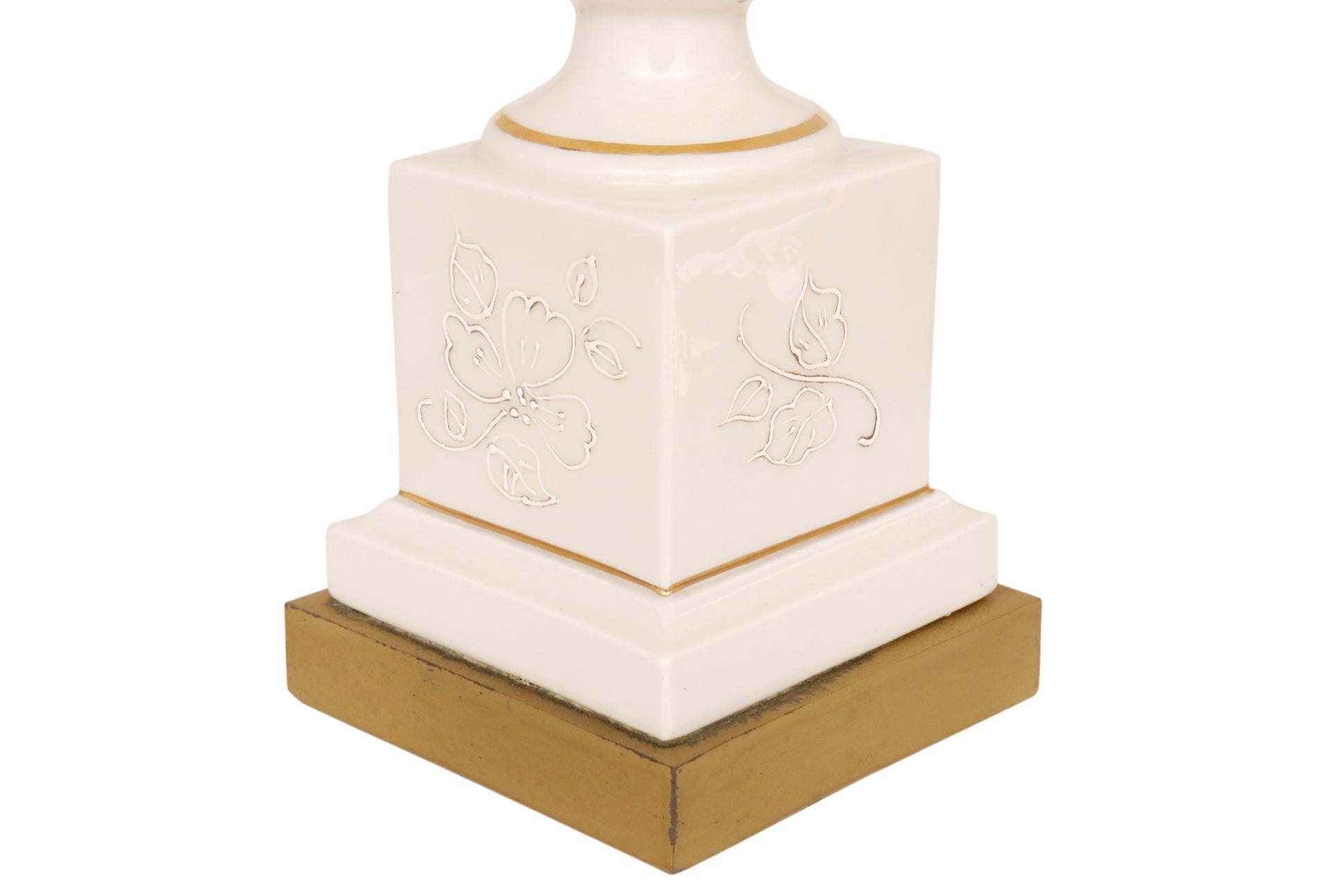 Laiton Paire de lampes de table en céramique de style Empire français par Tyndale en vente