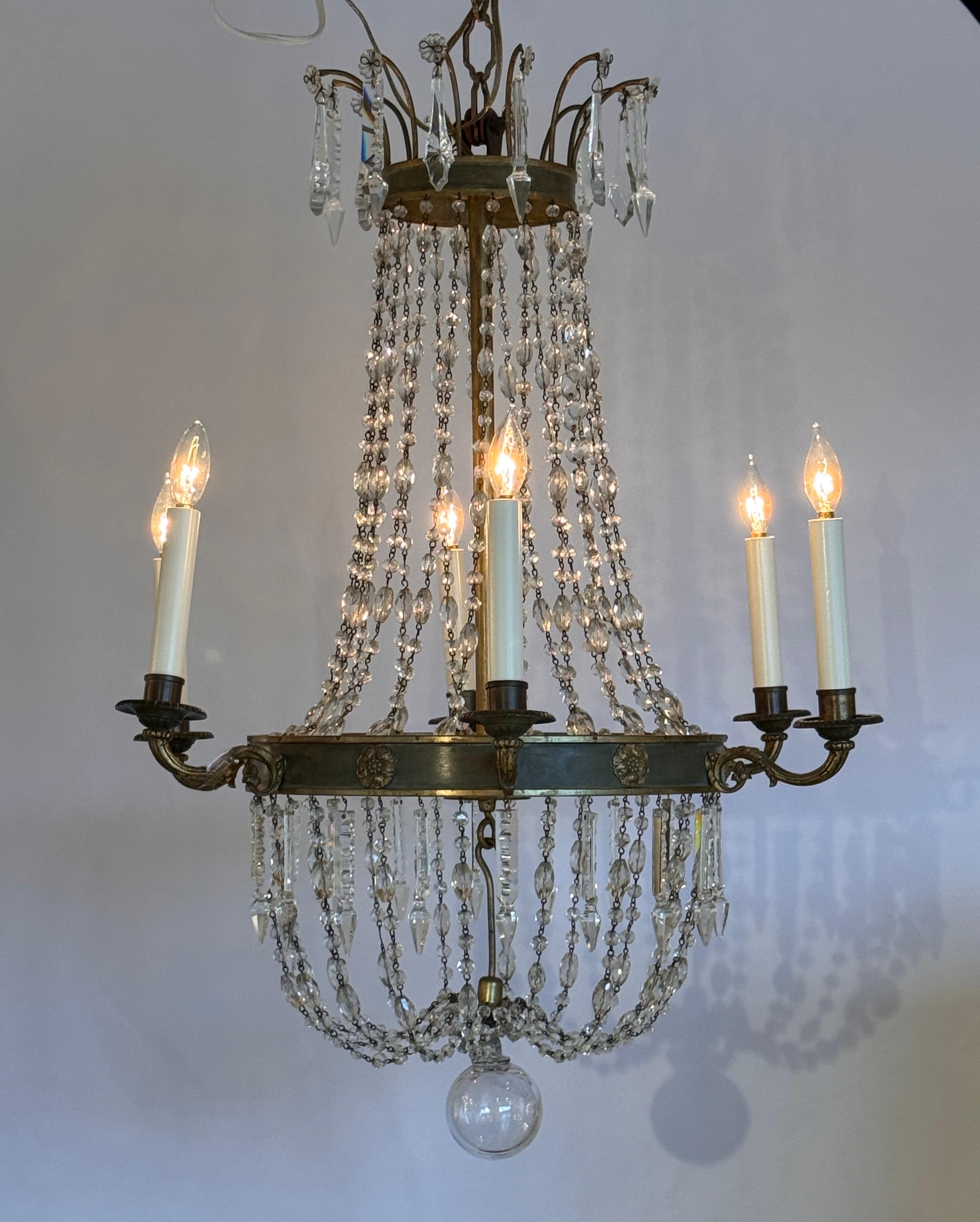 Francese Lampadario Impero francese con dettaglio di cristallo e rosetta in vendita