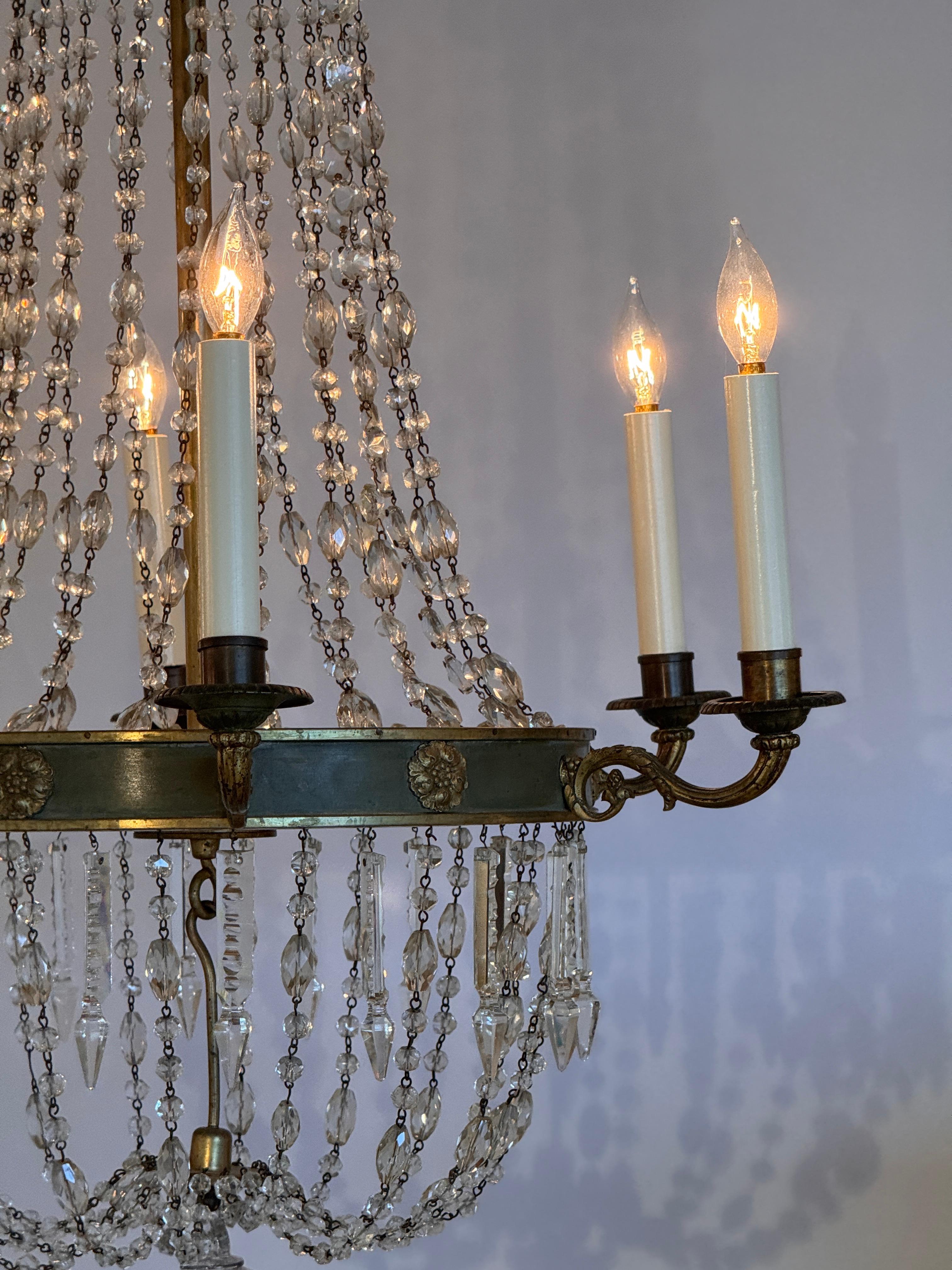 Lampadario Impero francese con dettaglio di cristallo e rosetta In condizioni buone in vendita a Charlottesville, VA