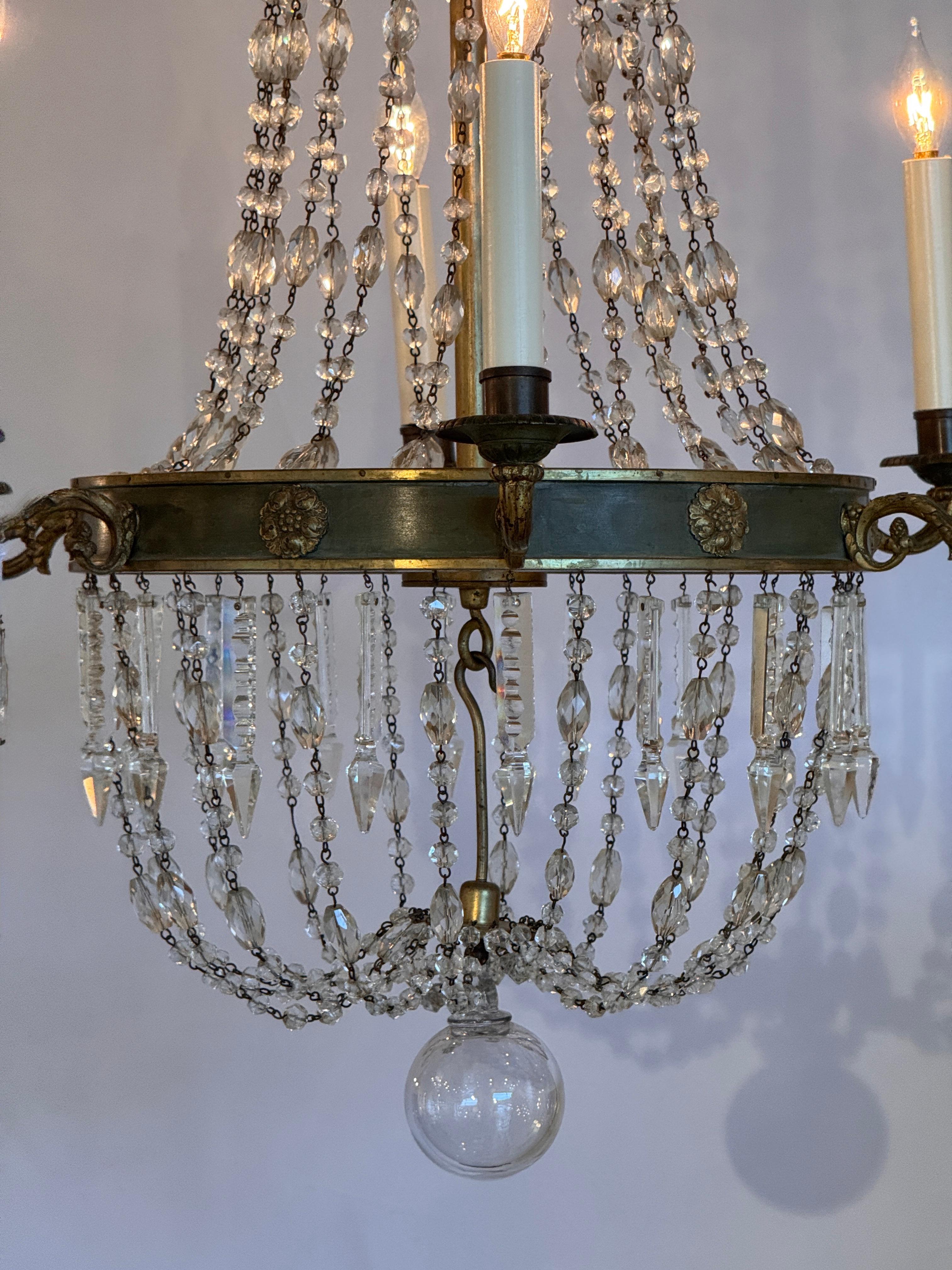 Inizio XX secolo Lampadario Impero francese con dettaglio di cristallo e rosetta in vendita