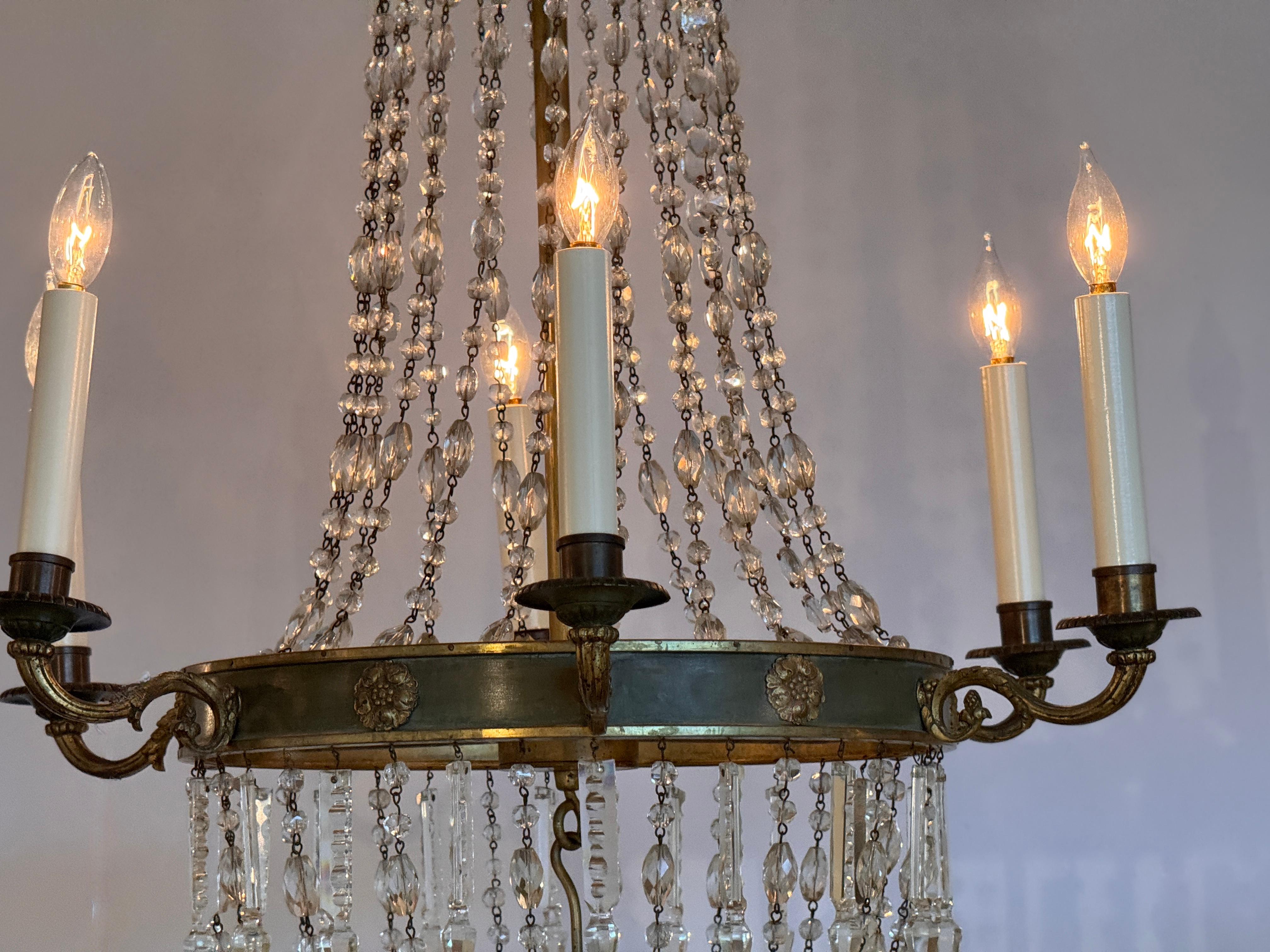 Lampadario Impero francese con dettaglio di cristallo e rosetta in vendita 1